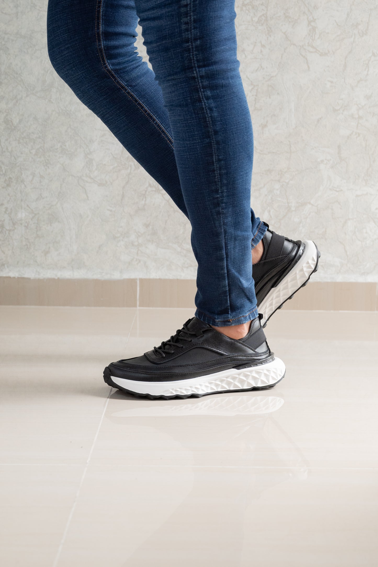 TENIS PARA HOMBRE EN CUERO NEGRO | REF KATMANDU 3309