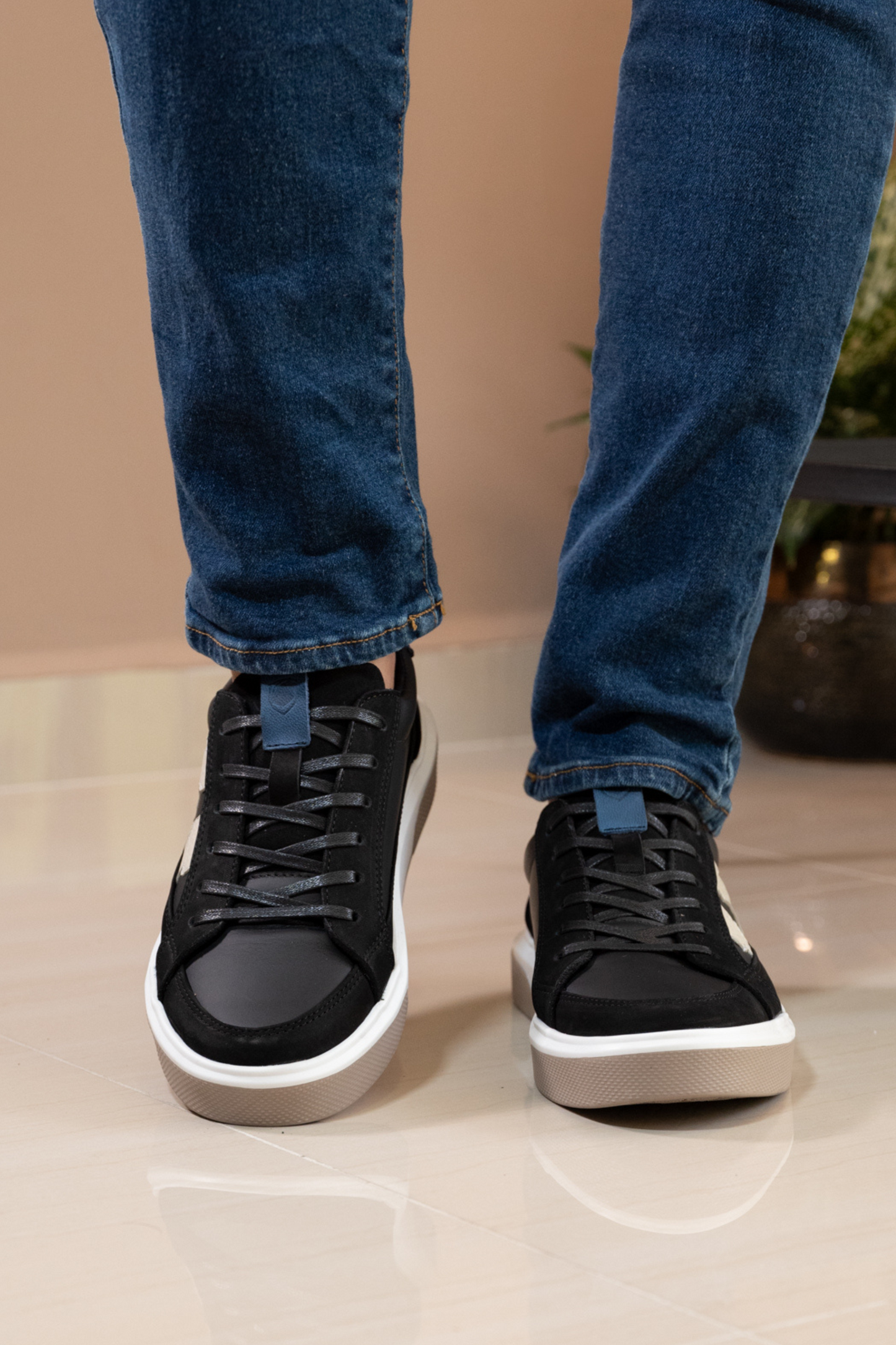 TENIS PARA HOMBRE EN CUERO NEGRO REF: BOLT 2143