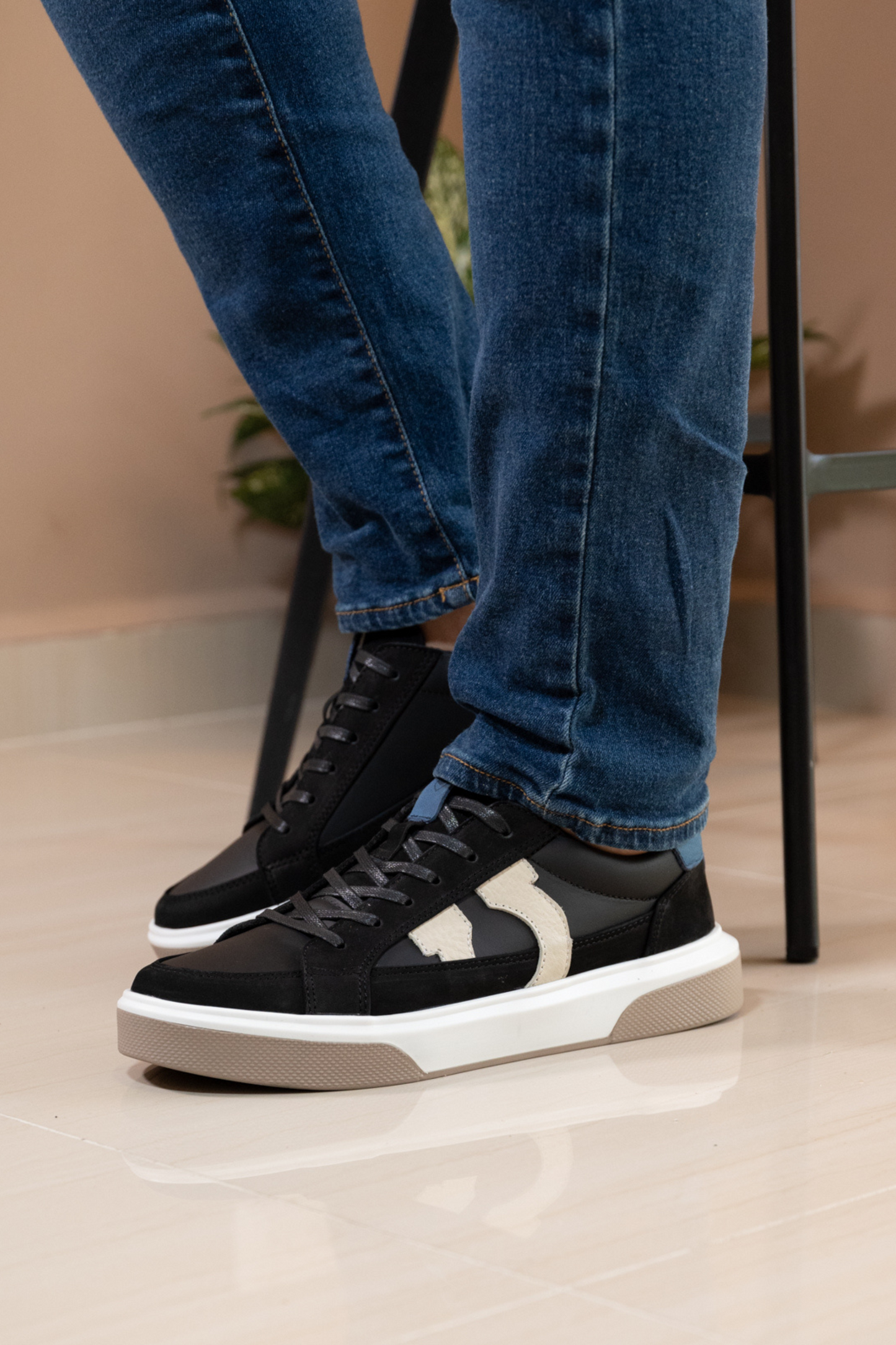 TENIS PARA HOMBRE EN CUERO NEGRO REF: BOLT 2143