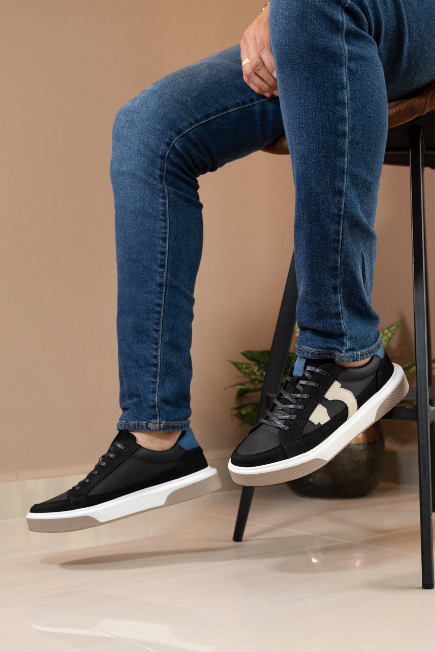 TENIS PARA HOMBRE EN CUERO NEGRO REF: BOLT 2143