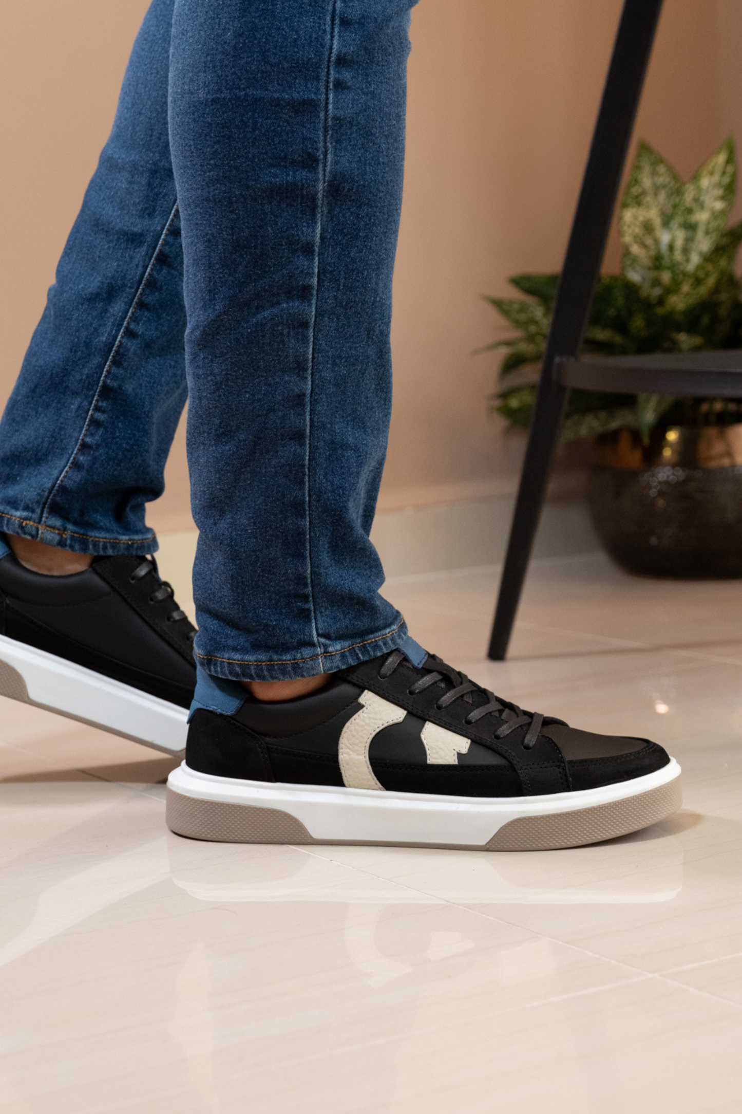 TENIS PARA HOMBRE EN CUERO NEGRO REF: BOLT 2143