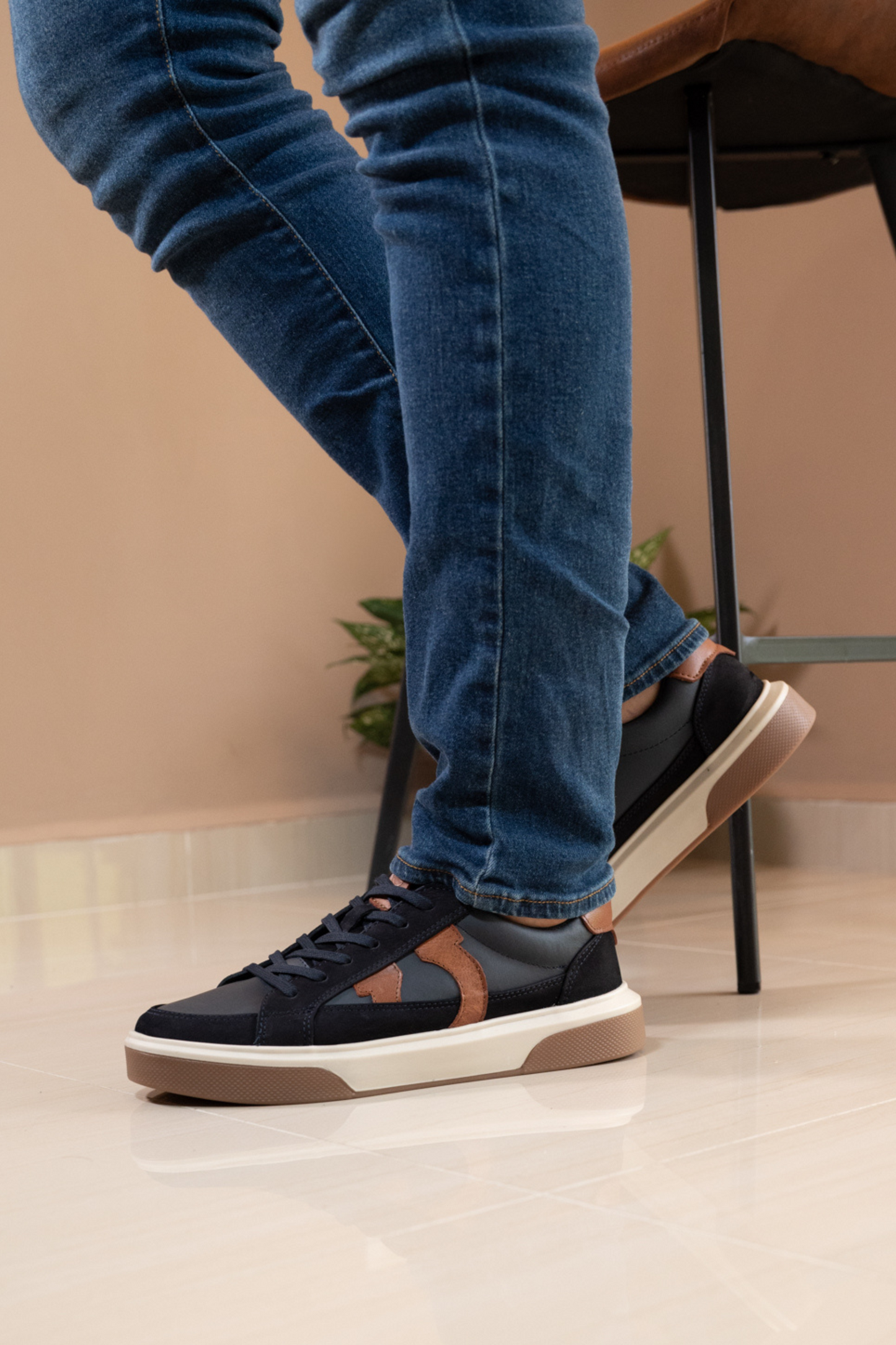 TENIS PARA HOMBRE EN CUERO AZUL REF: BOLT 2143