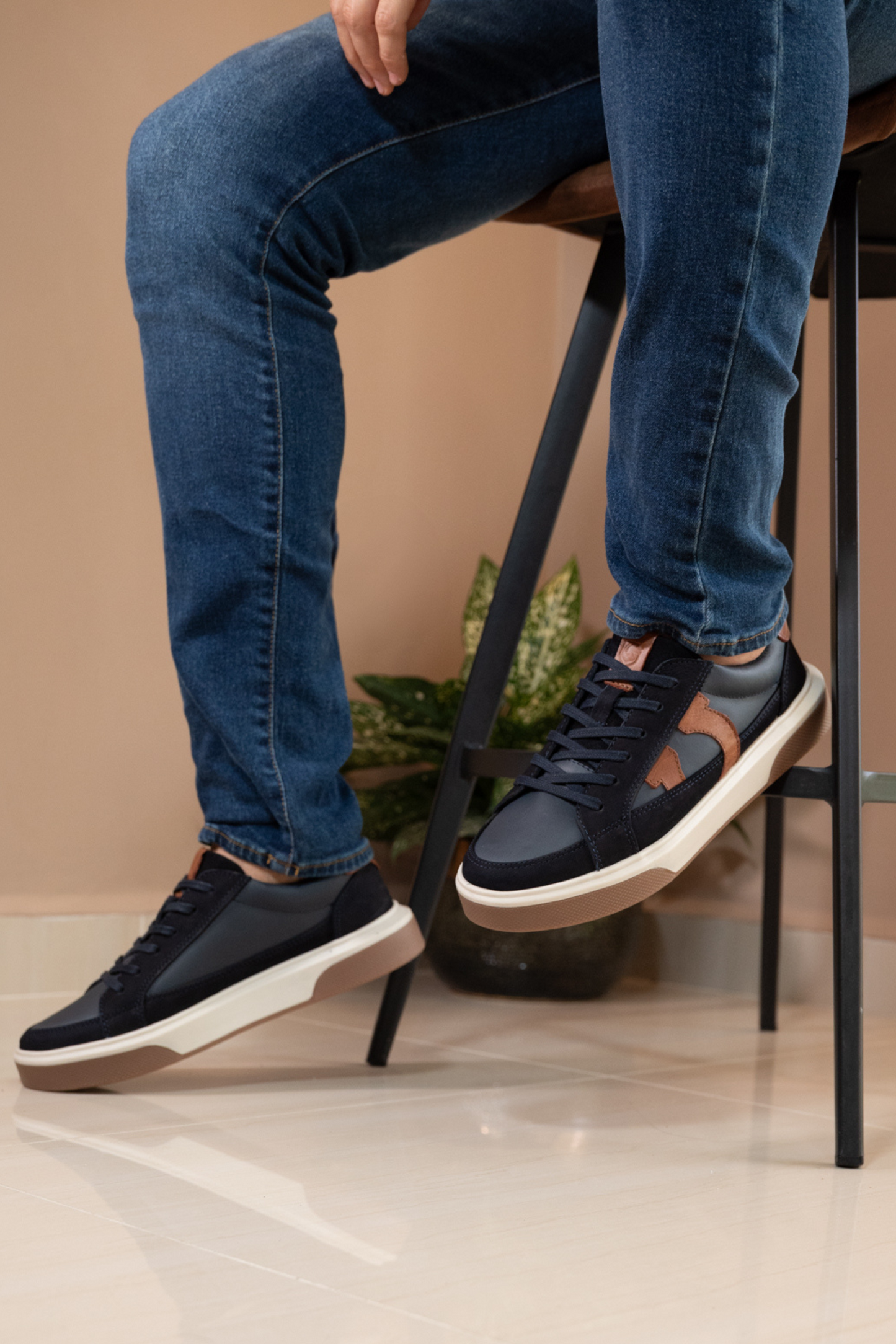 TENIS PARA HOMBRE EN CUERO AZUL REF: BOLT 2143