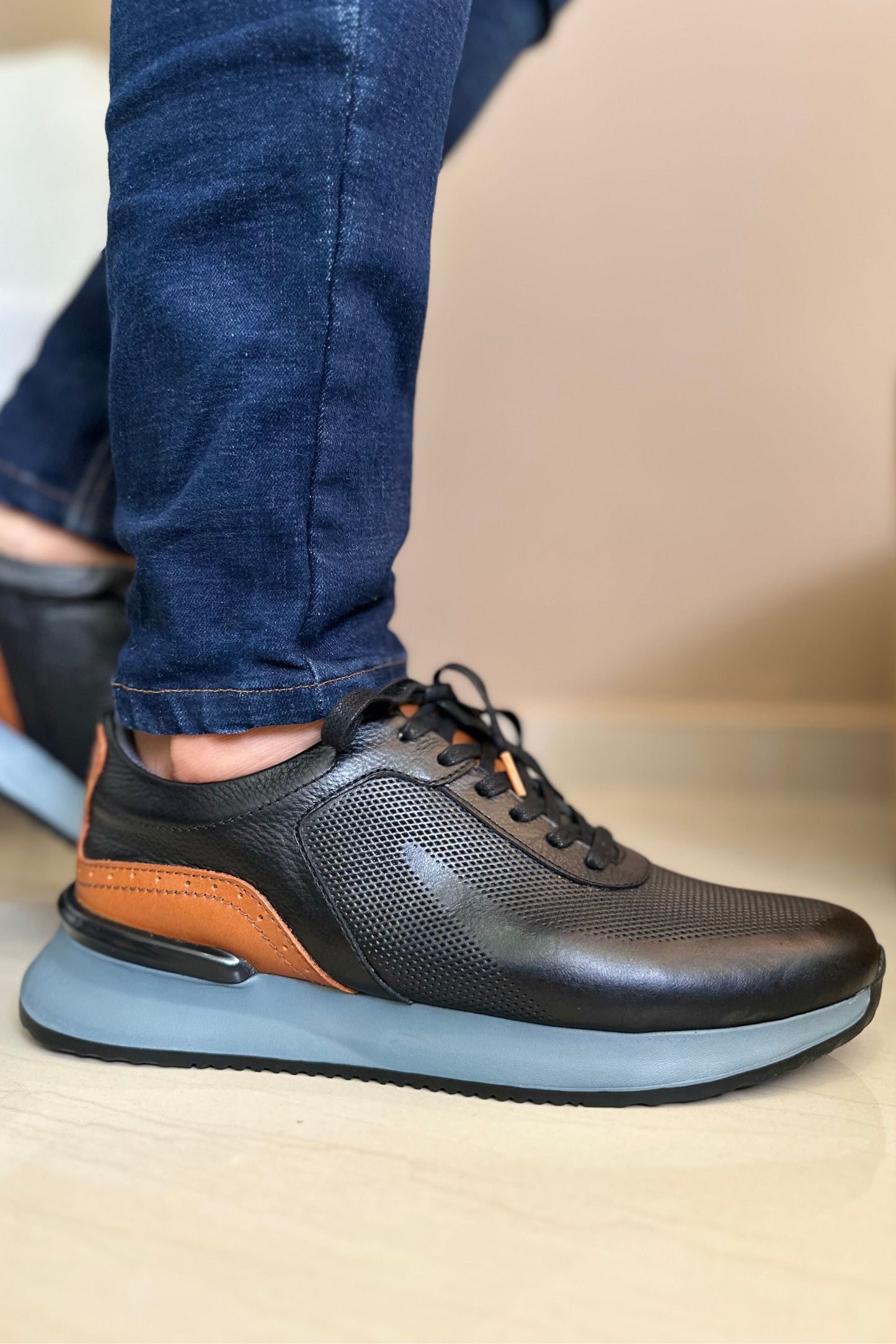 TENIS EN CUERO PARA HOMBRE COLOR NEGRO X MIEL - SUELA GRIS | REF: BRESCIA