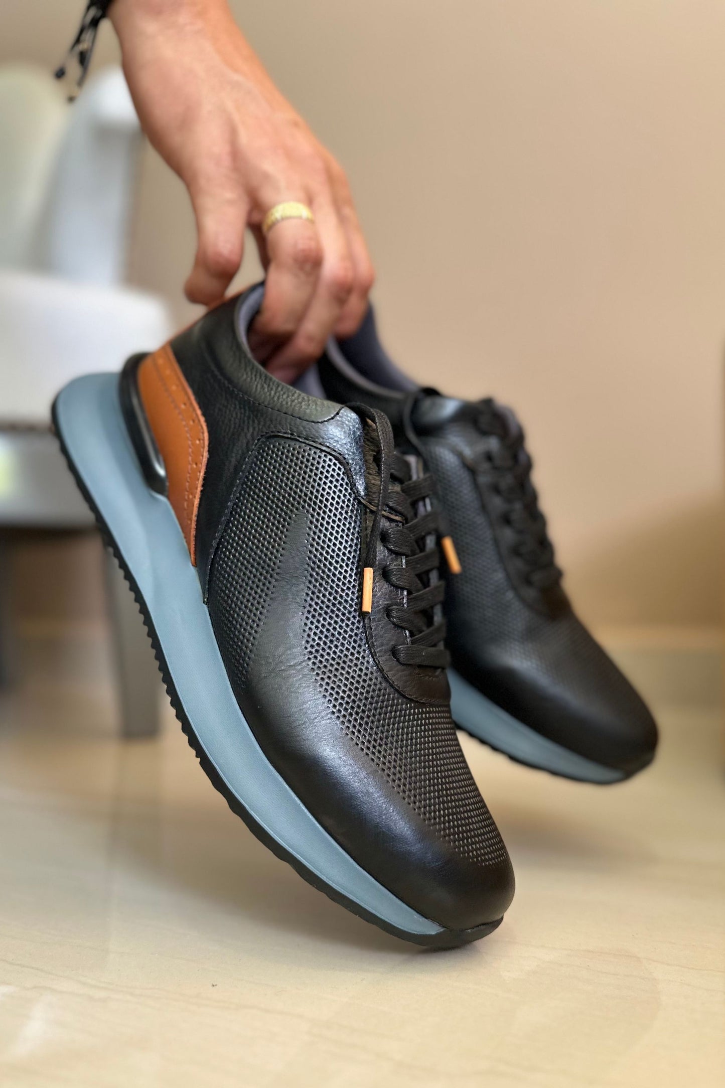 TENIS EN CUERO PARA HOMBRE COLOR NEGRO X MIEL - SUELA GRIS | REF: BRESCIA