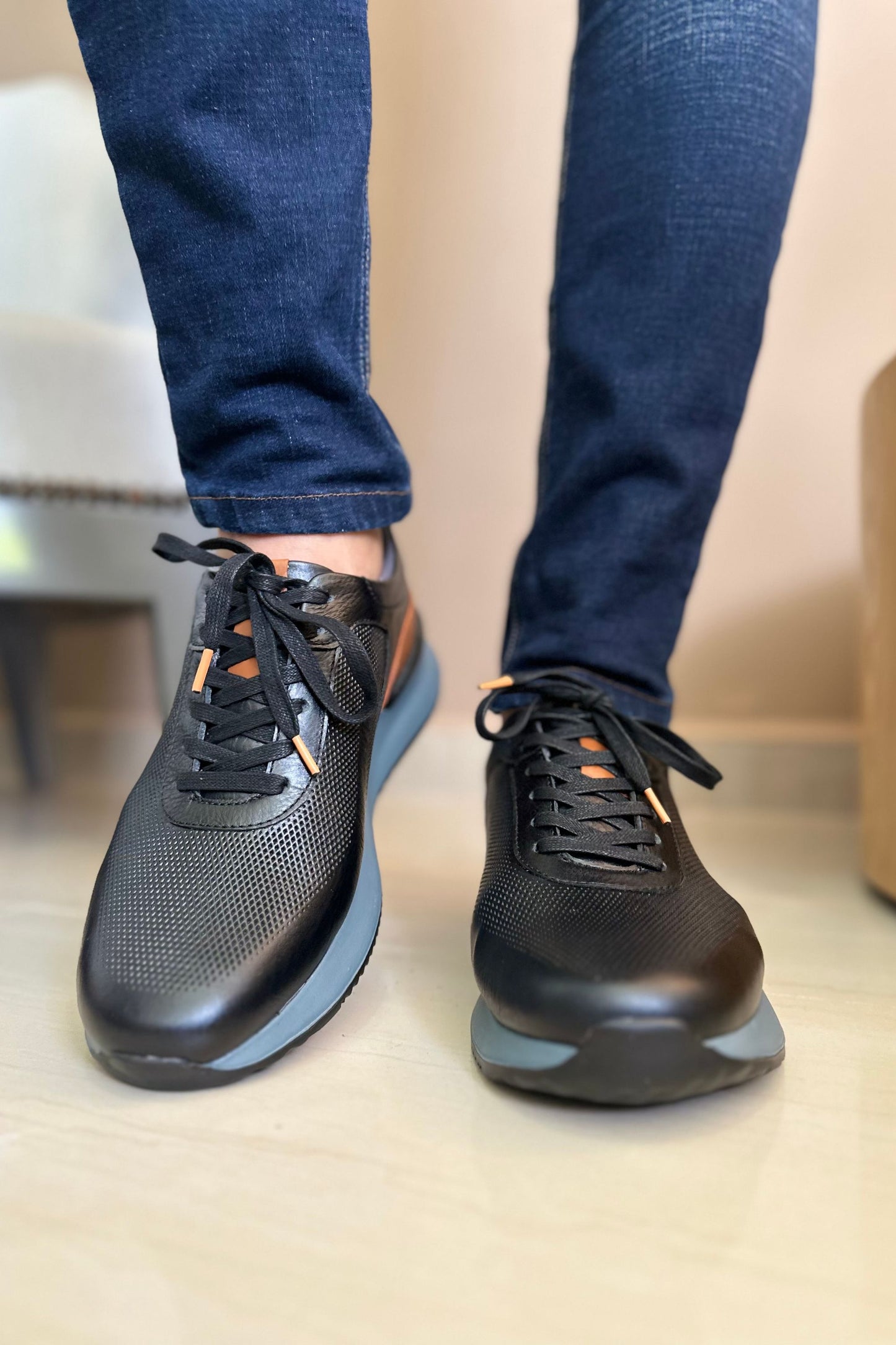 TENIS EN CUERO PARA HOMBRE COLOR NEGRO X MIEL - SUELA GRIS | REF: BRESCIA