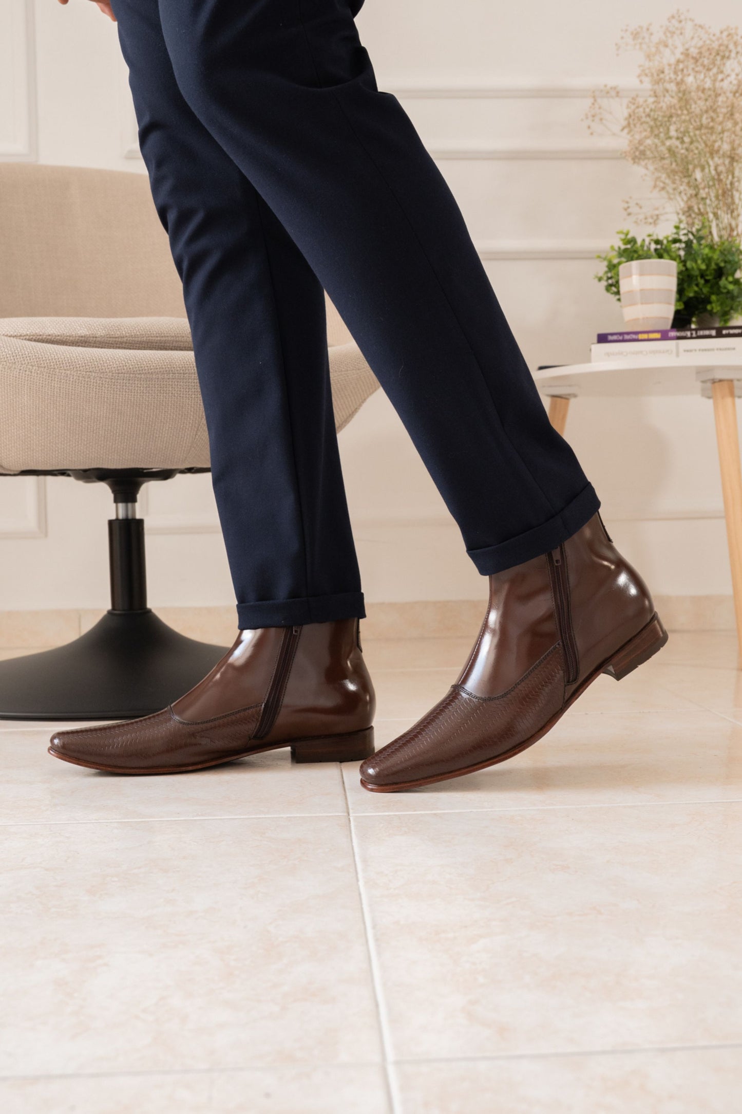 BOTIN ELEGANTE TRIUMBI EN CUERO CAFE PARA HOMBRE