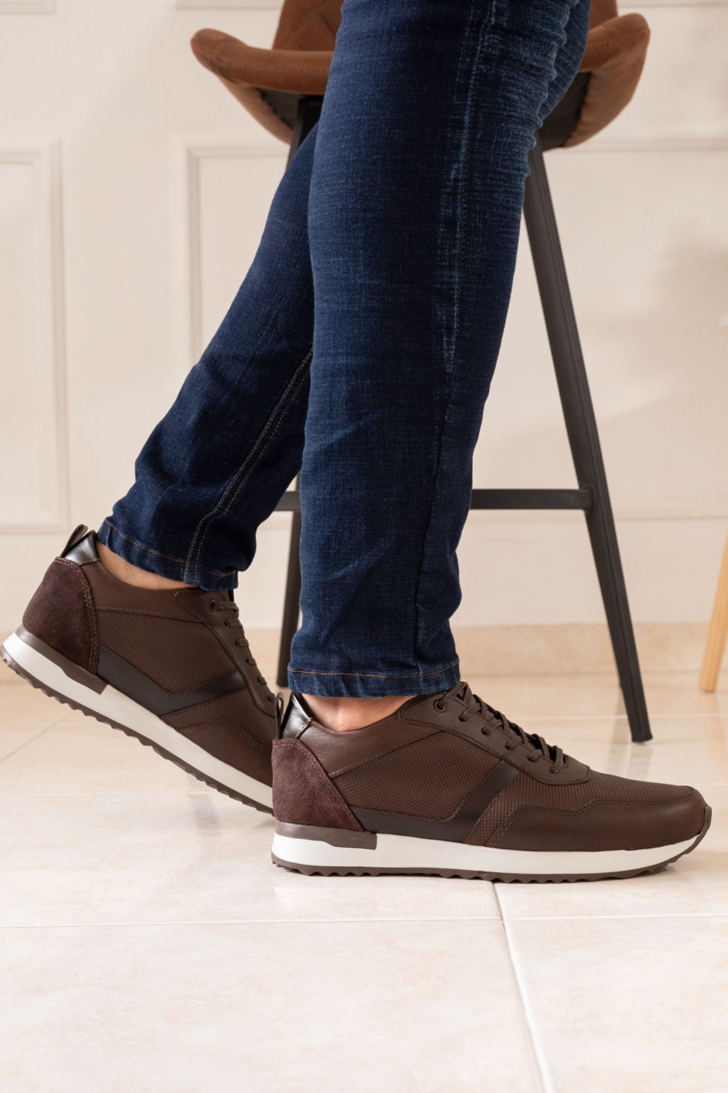TENIS FLOWERS EN CUERO CAFÉ PARA HOMBRE