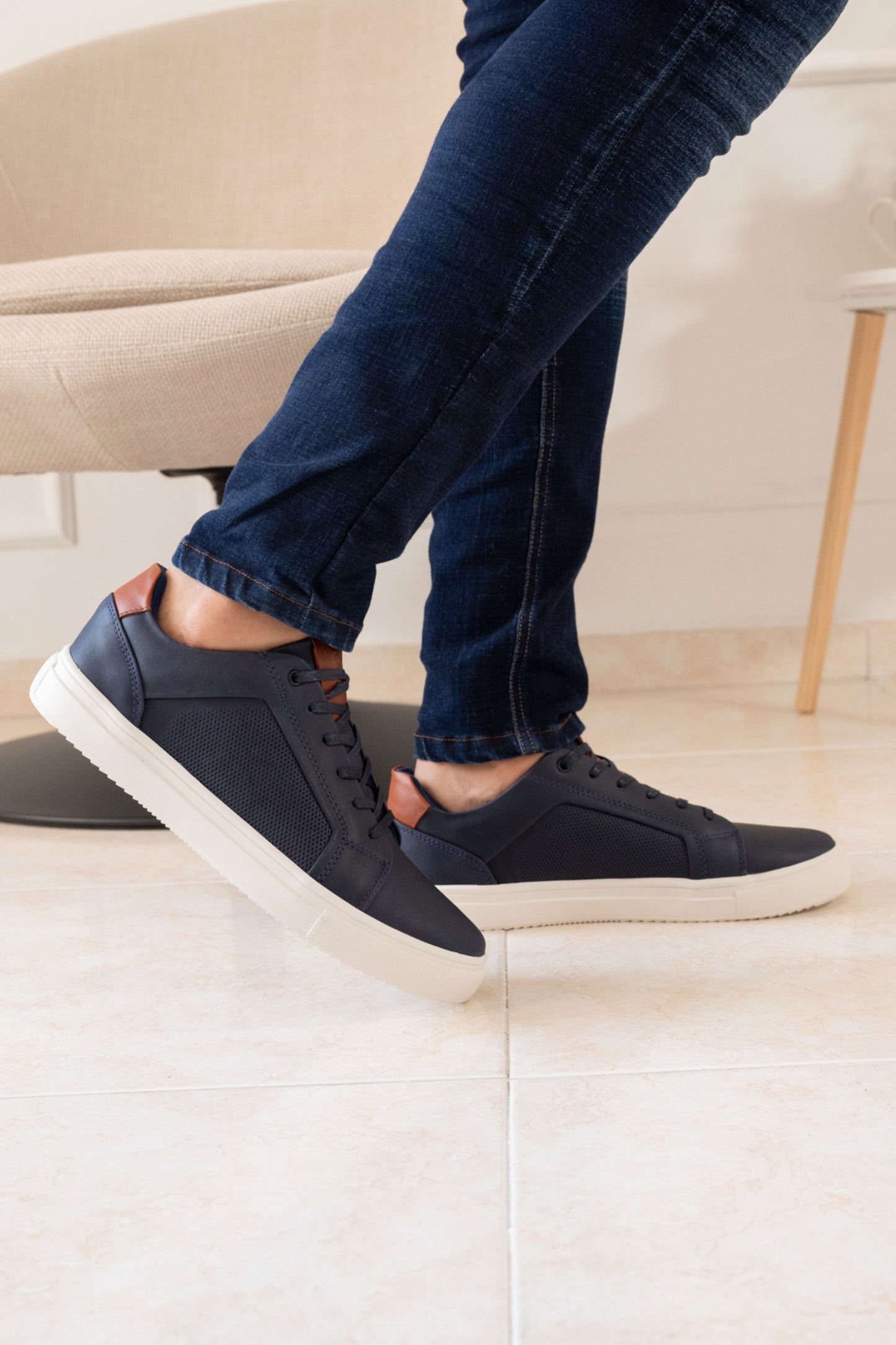 SNEAKERS BYUL EN CUERO CAFE PARA HOMBRE