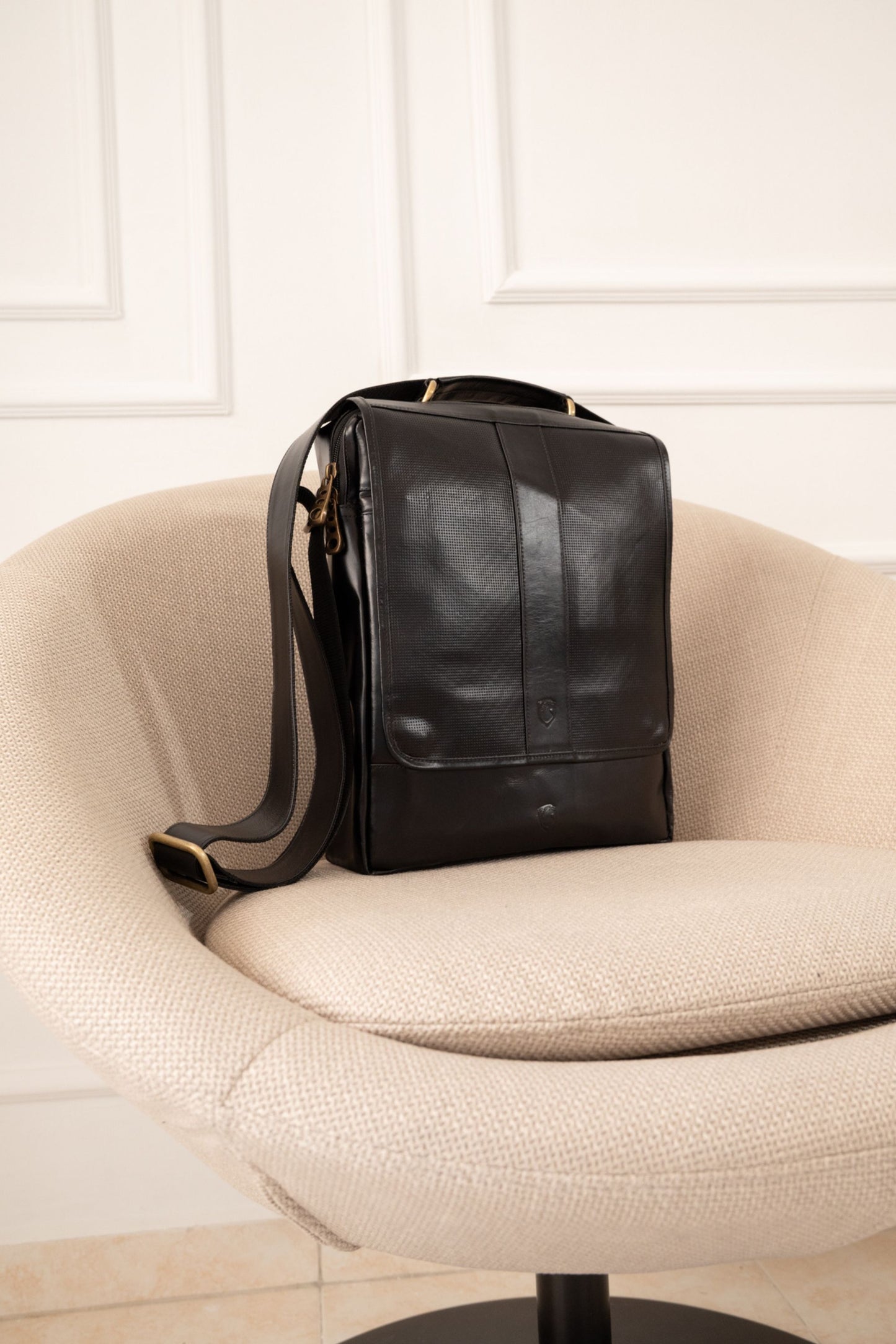 CARRIEL KEN EN CUERO NEGRO PARA HOMBRE