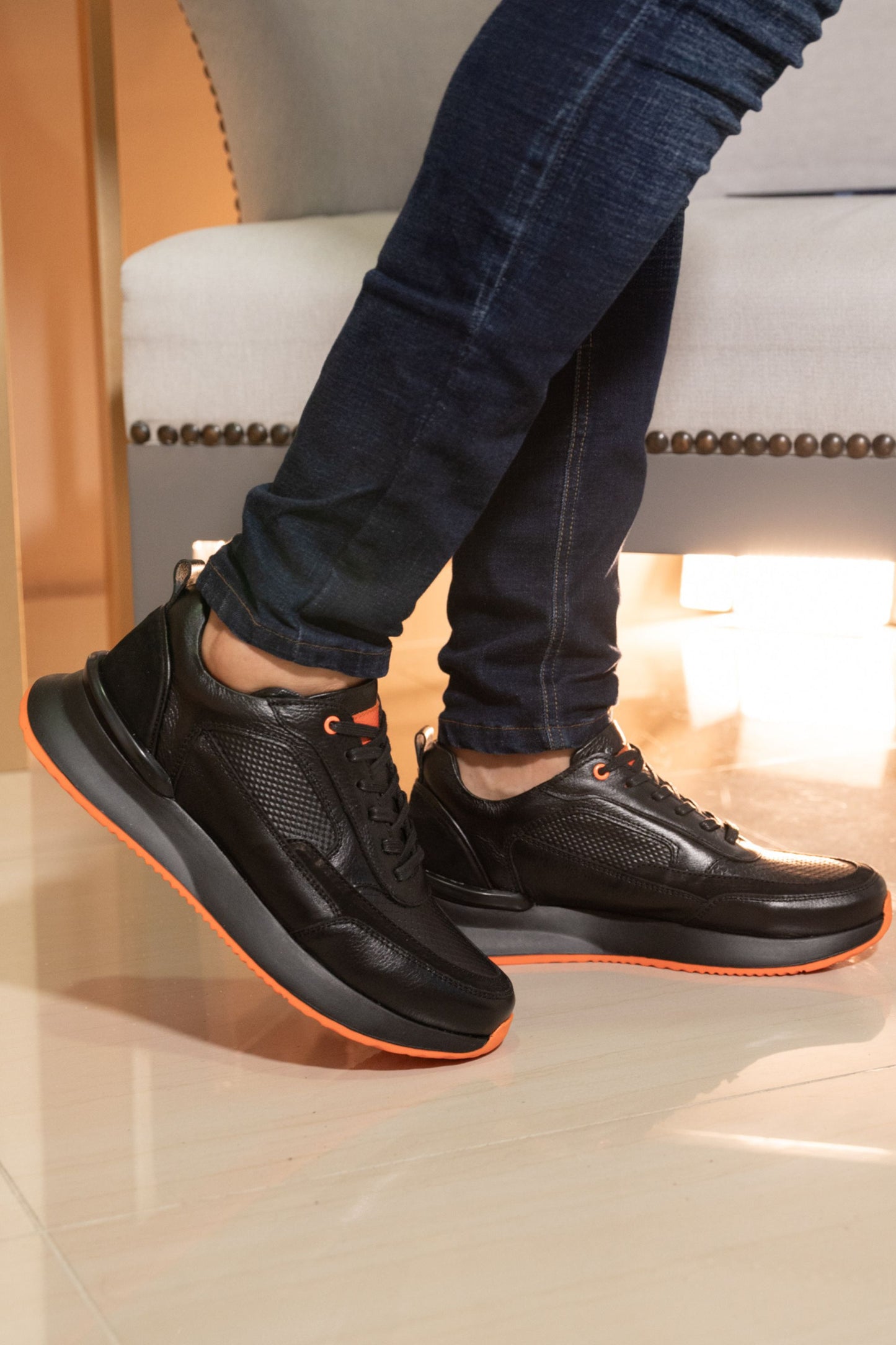 TENIS PARA HOMBRE EN CUERO NEGRO X NARANJA REF: VERONA 3205