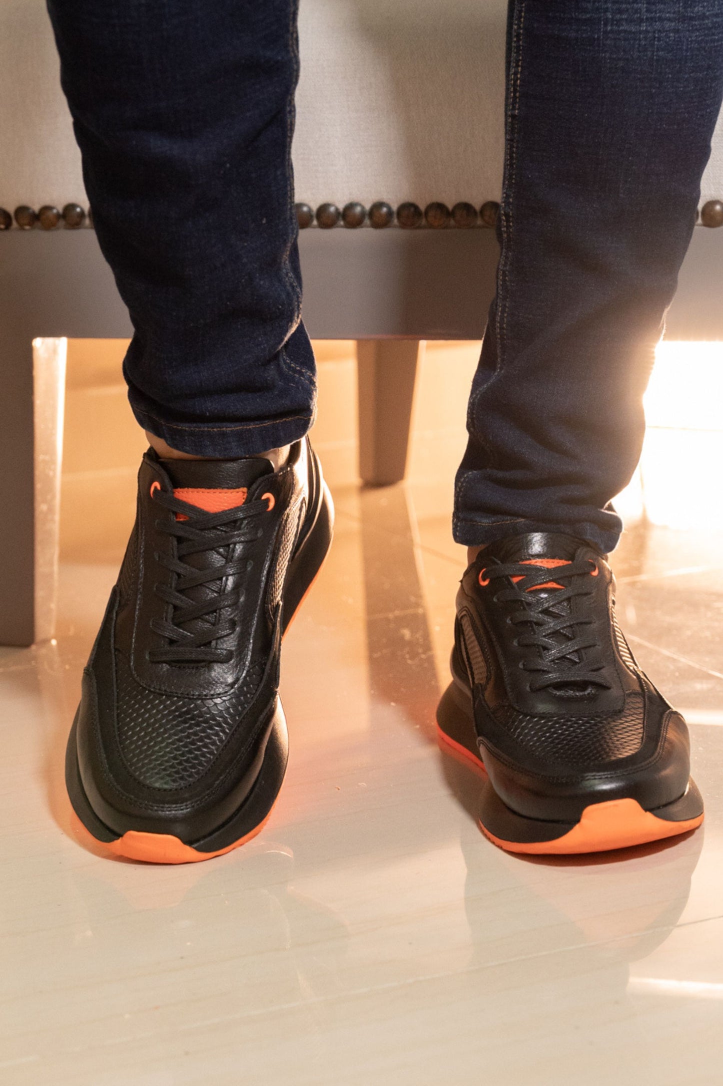 TENIS PARA HOMBRE EN CUERO NEGRO X NARANJA REF: VERONA 3205