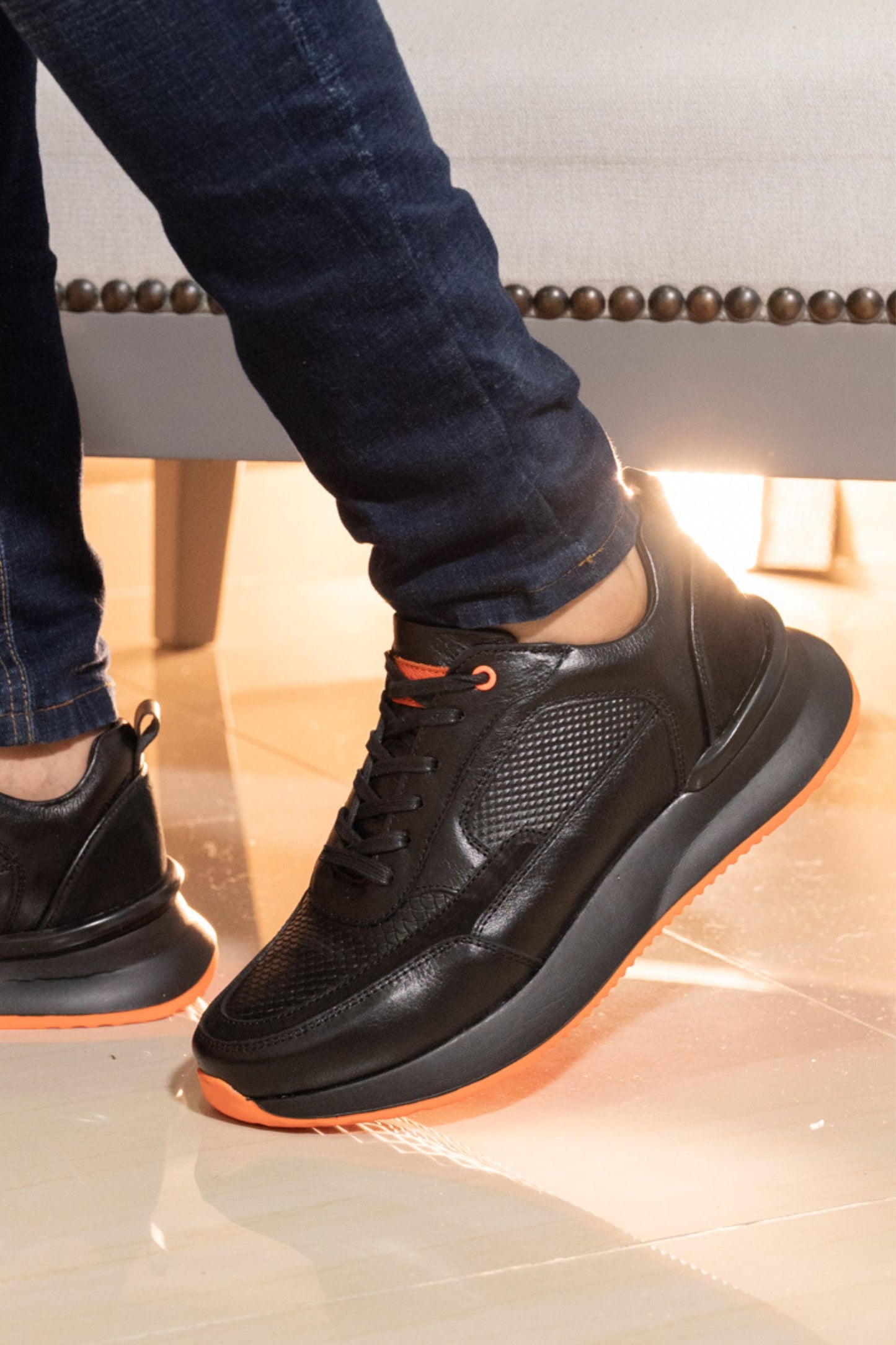 TENIS PARA HOMBRE EN CUERO NEGRO X NARANJA REF: VERONA 3205