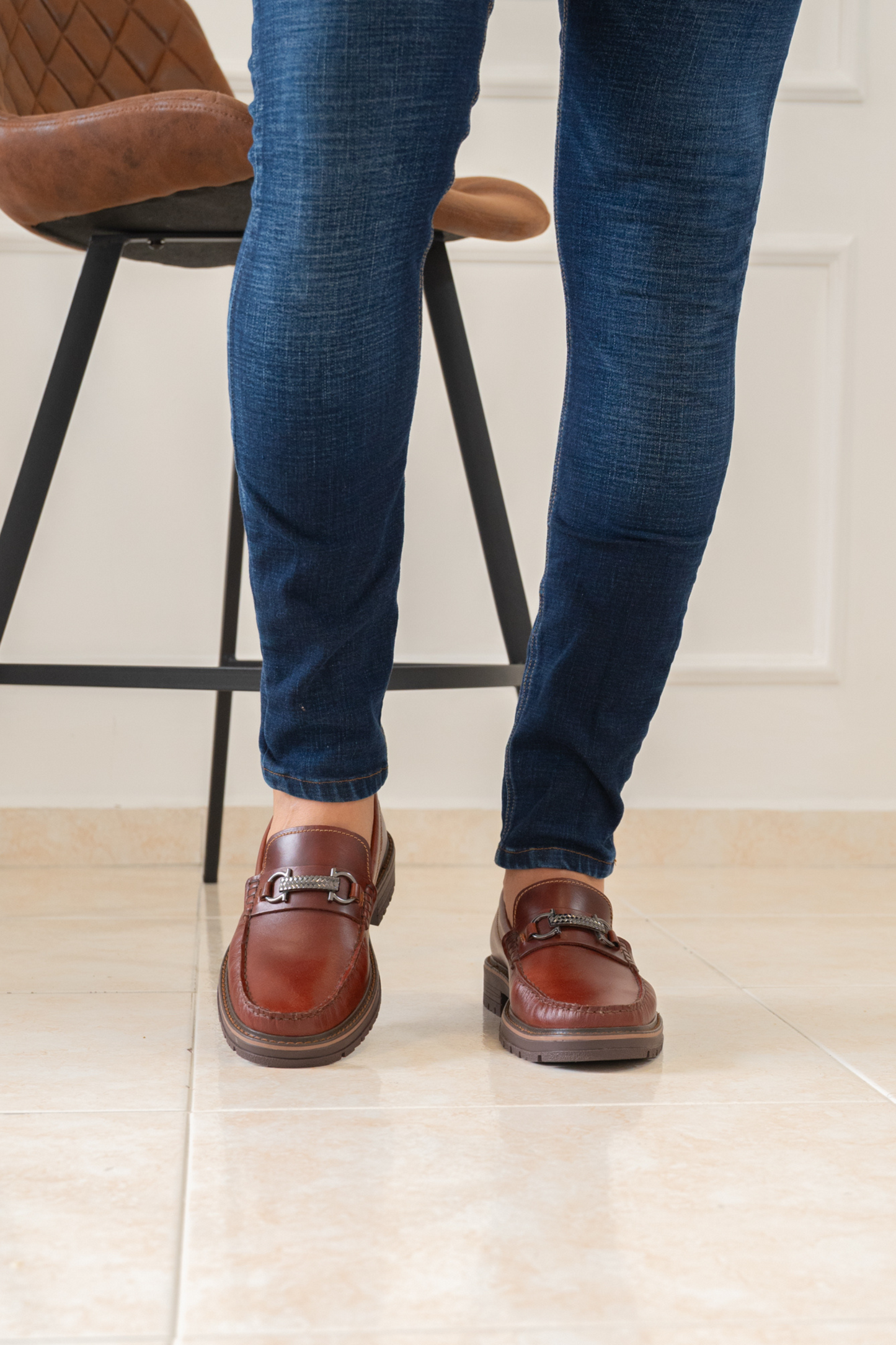MOCASIN TIAGO PARA HOMBRE EN CUERO COÑAC FORRO VERDE - SUELA OSCURA / REF 663