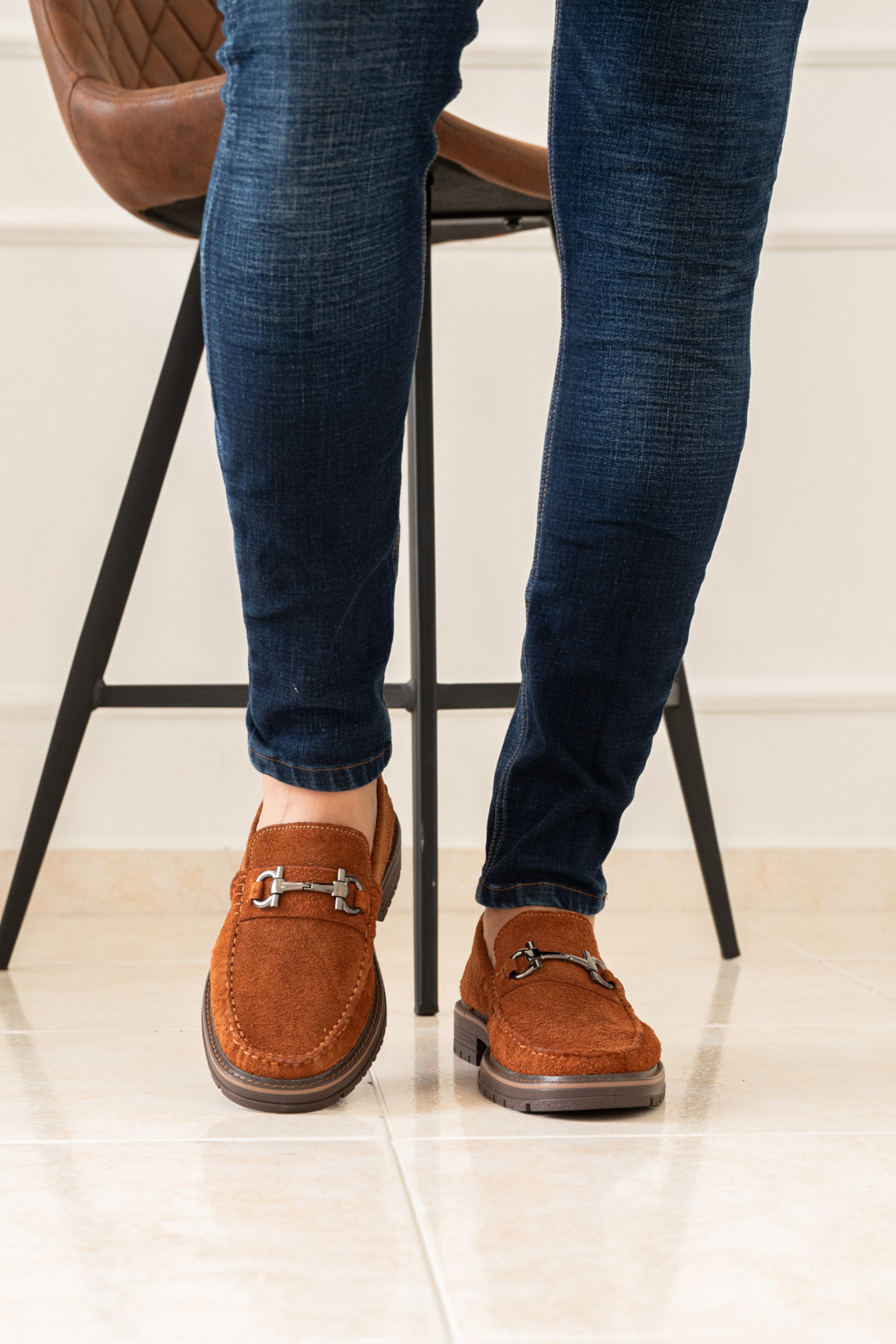 MOCASIN TIAGO PARA HOMBRE EN CARNAZA MIEL FORRO ROJO / REF 663