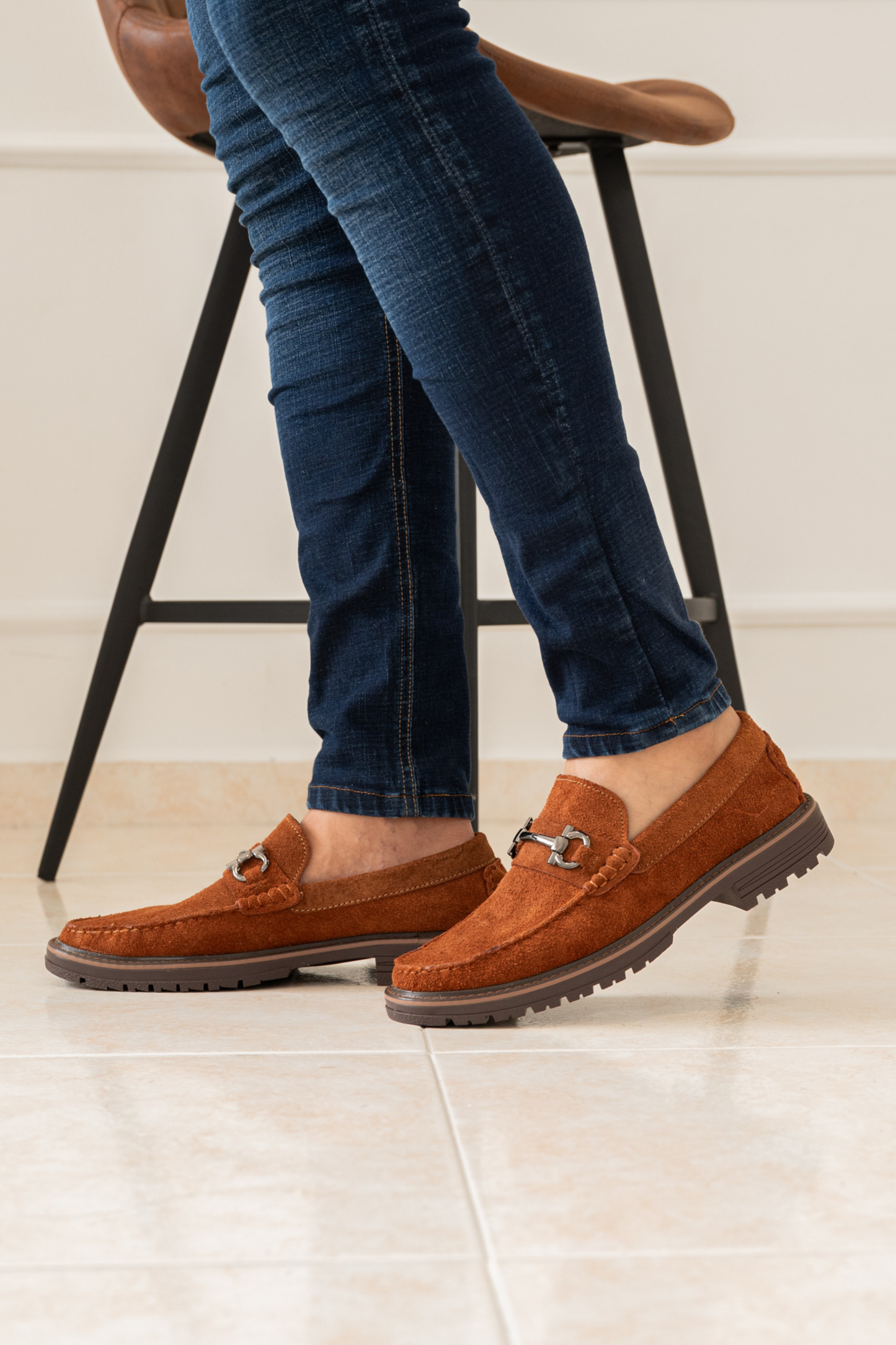 MOCASIN TIAGO PARA HOMBRE EN CARNAZA MIEL FORRO ROJO / REF 663