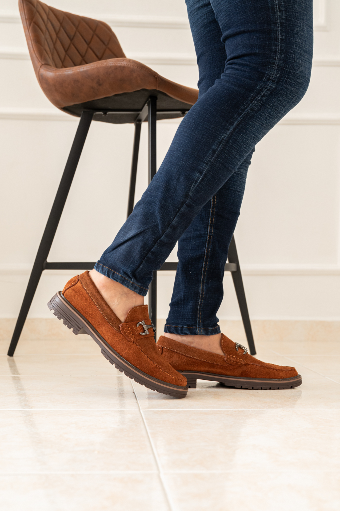 MOCASIN TIAGO PARA HOMBRE EN CARNAZA MIEL FORRO ROJO / REF 663