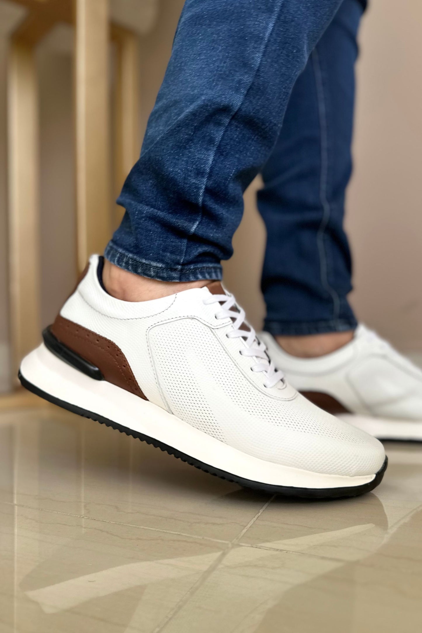 TENIS EN CUERO PARA HOMBRE COLOR BLANCO X MIEL - SUELA GRIS | REF: 6412
