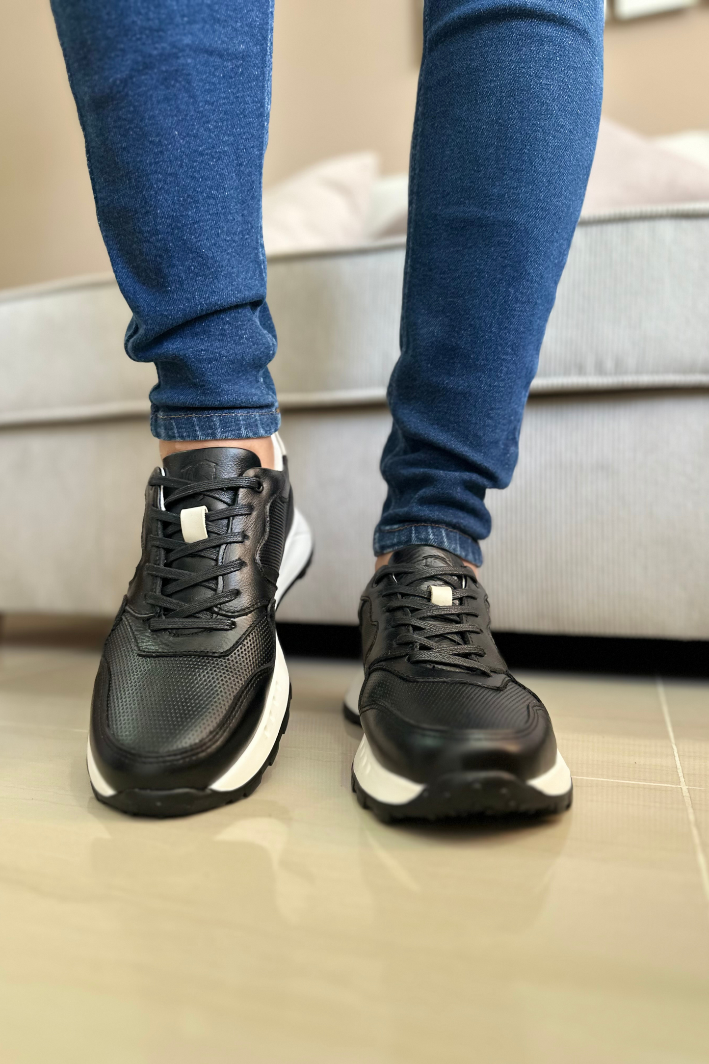 TENIS CUERO NEGRO X BLANCO PARA HOMBRE REF: 3211 VENECIA