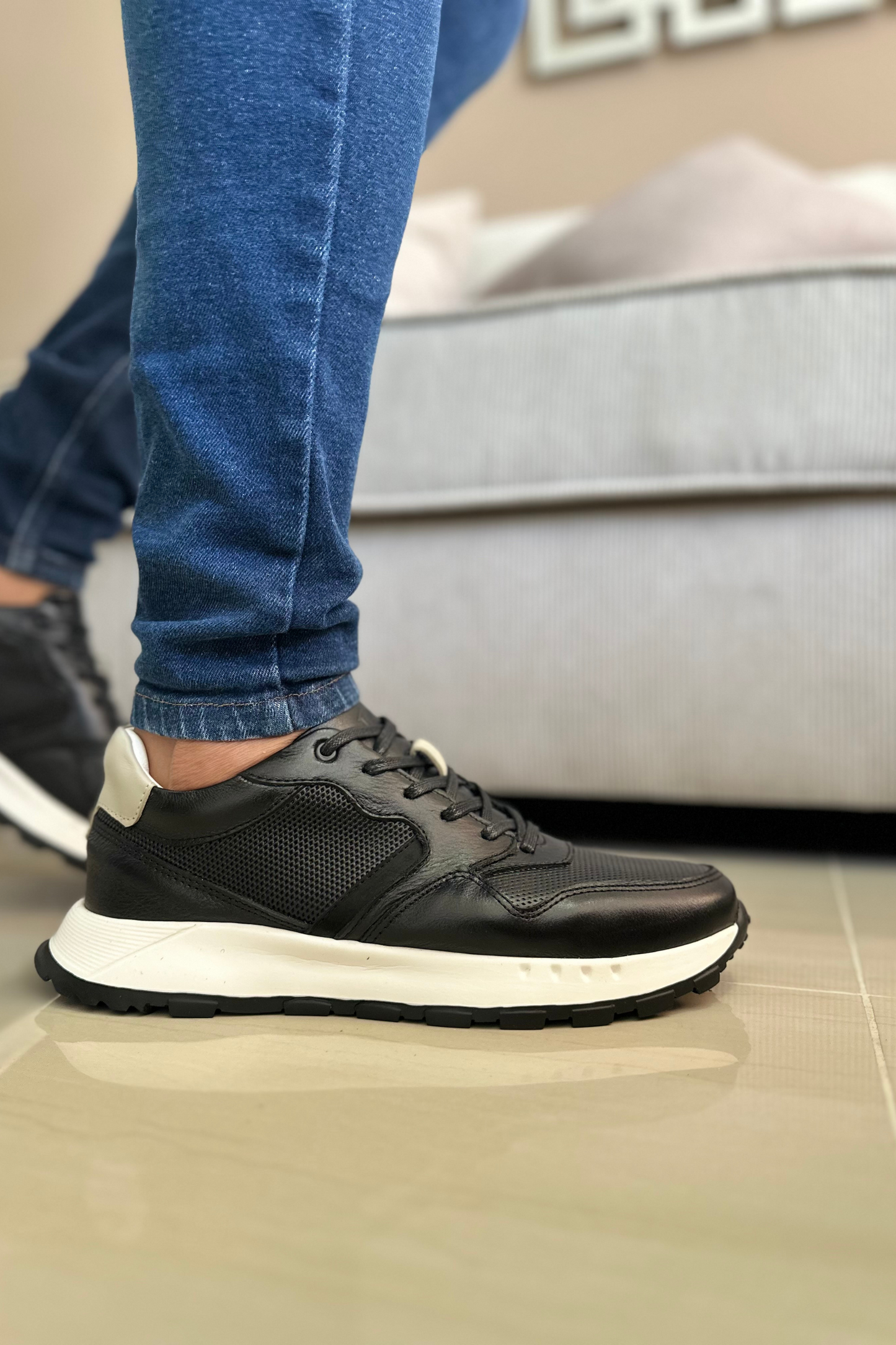 TENIS CUERO NEGRO X BLANCO PARA HOMBRE REF: 3211 VENECIA