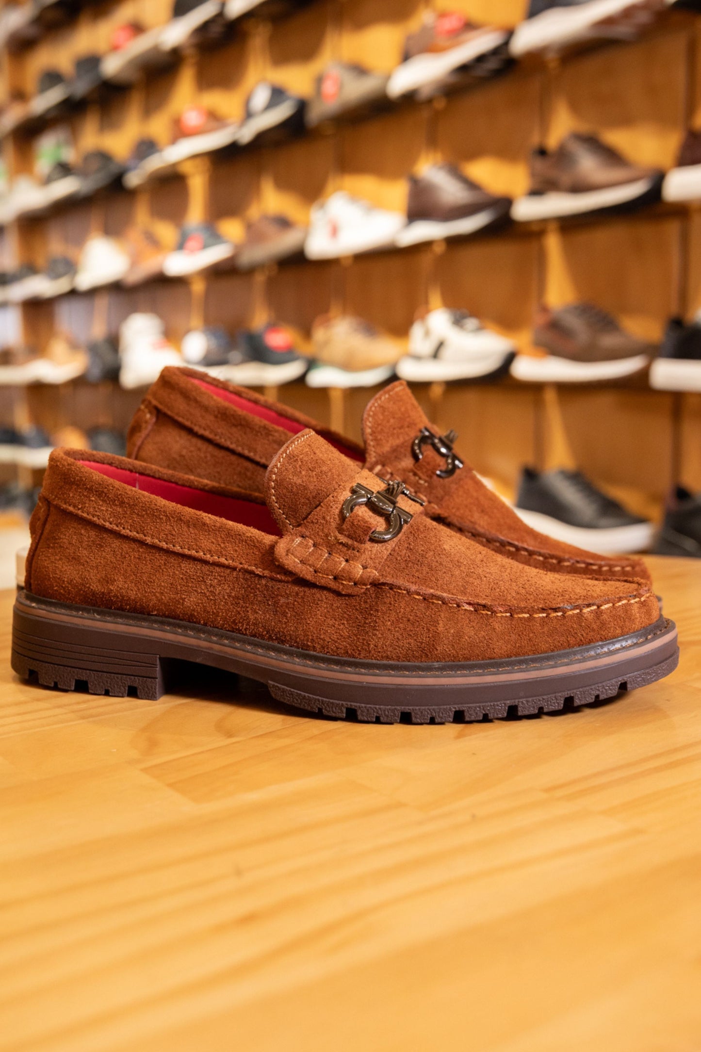 MOCASIN TIAGO PARA HOMBRE EN CARNAZA MIEL FORRO ROJO / REF 663