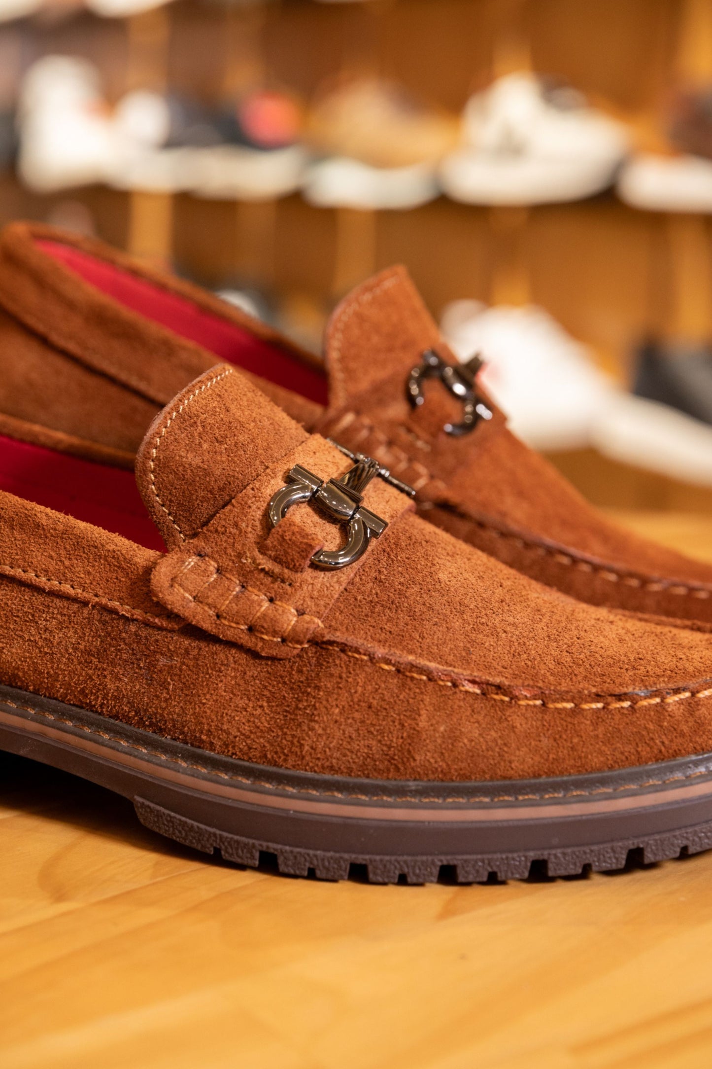 MOCASIN TIAGO PARA HOMBRE EN CARNAZA MIEL FORRO ROJO / REF 663