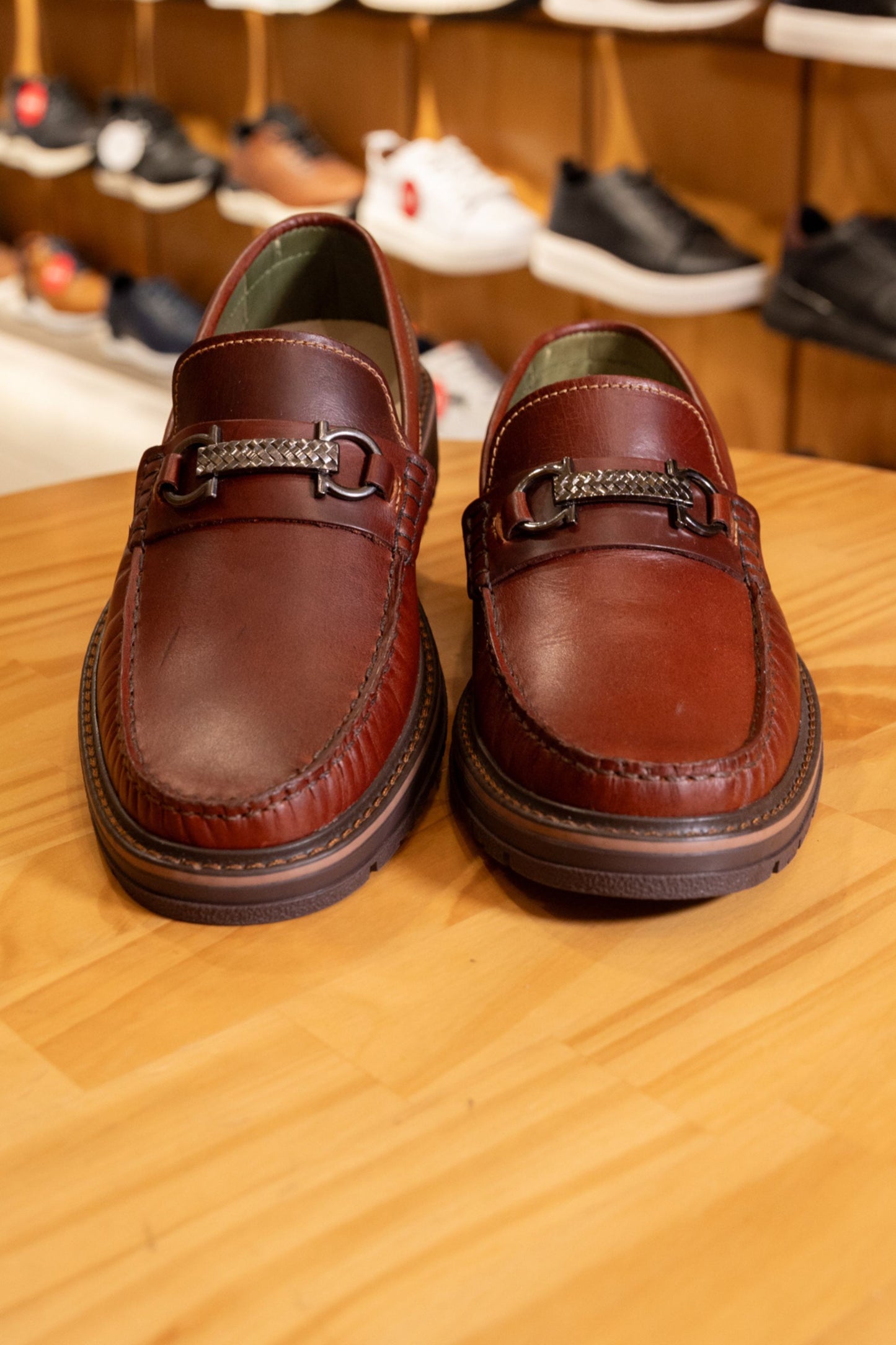 MOCASIN TIAGO PARA HOMBRE EN CUERO COÑAC FORRO VERDE - SUELA OSCURA / REF 663