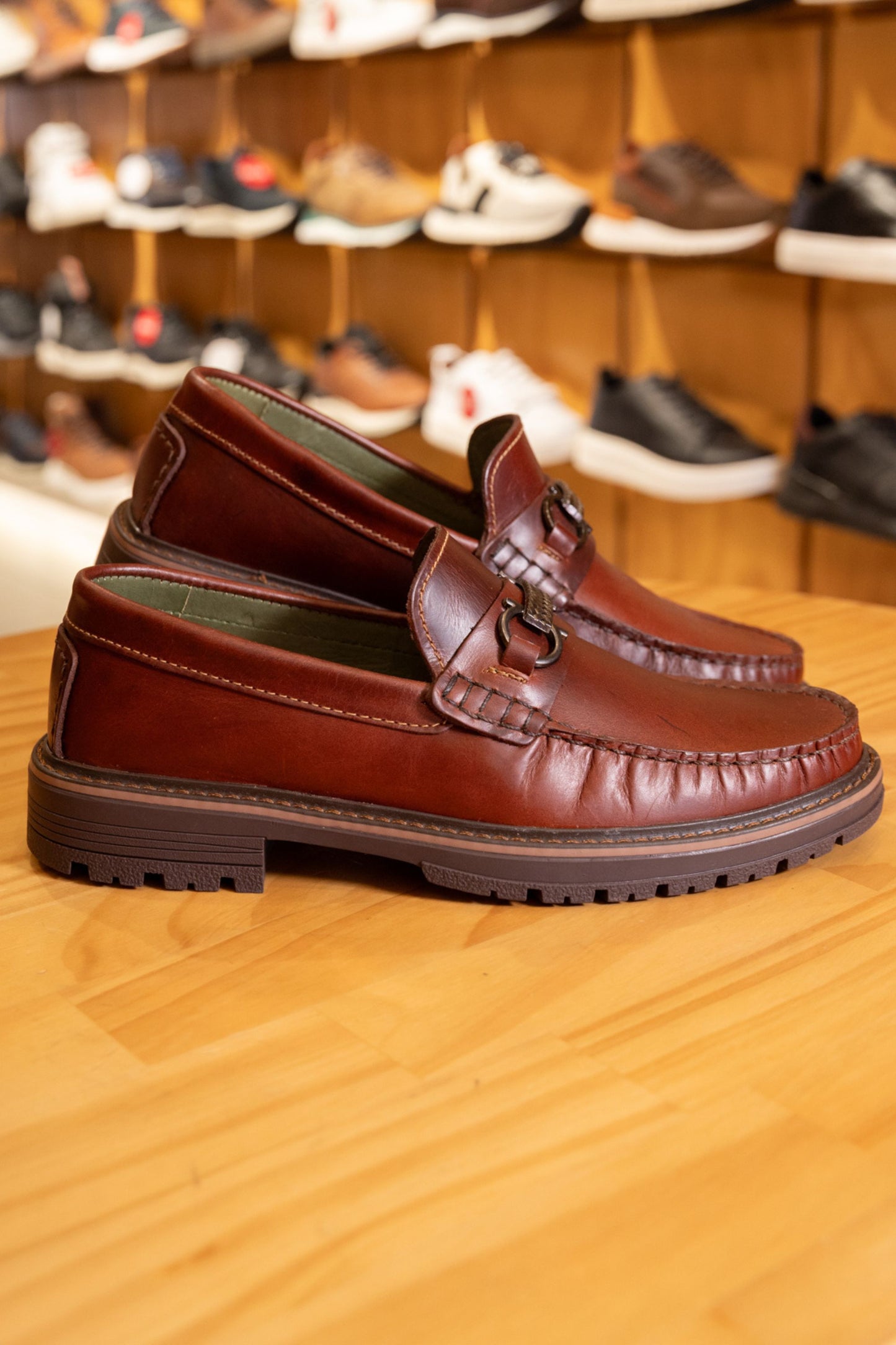 MOCASIN TIAGO PARA HOMBRE EN CUERO COÑAC FORRO VERDE - SUELA OSCURA / REF 663