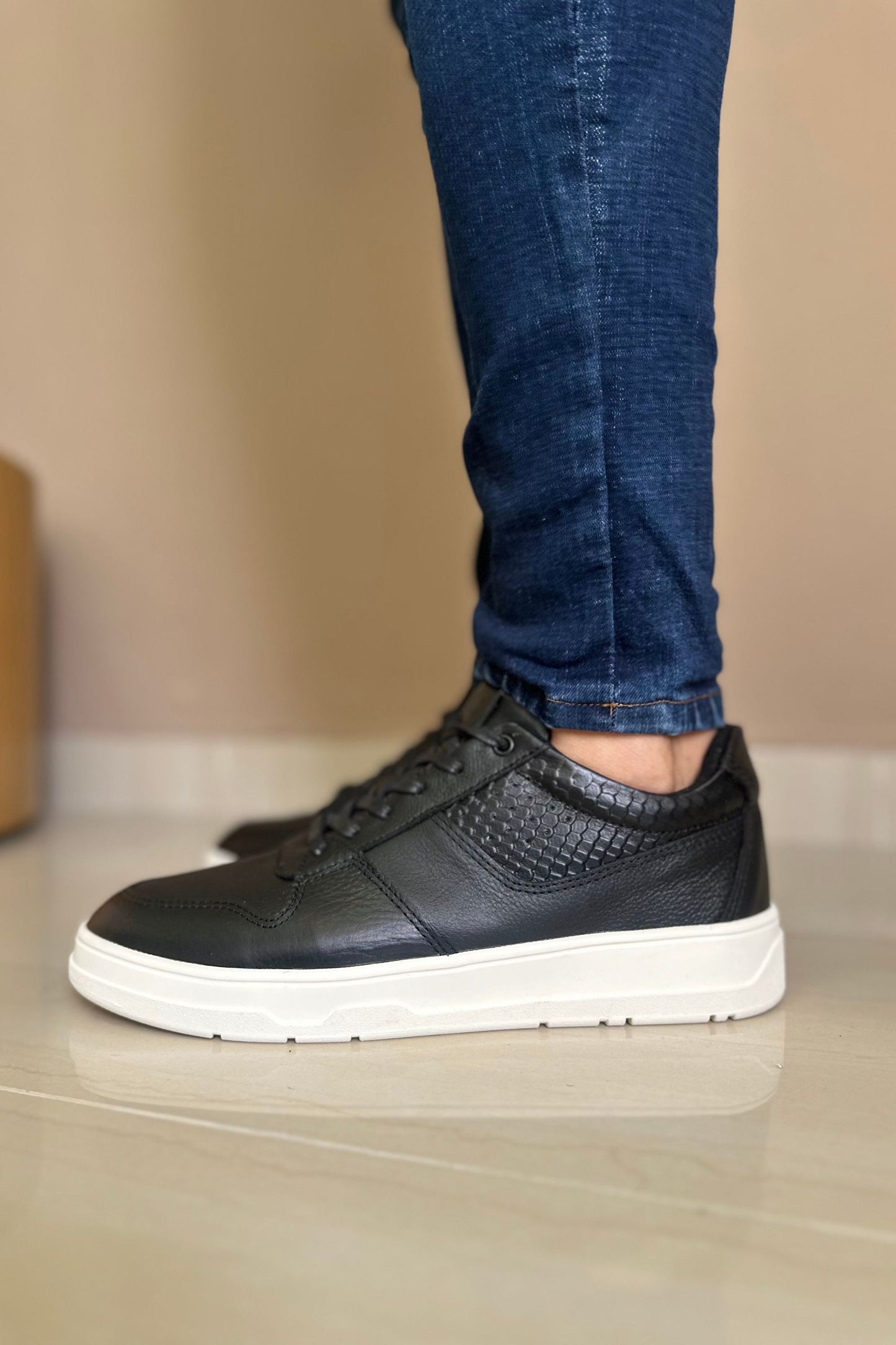 TENIS PARA HOMBRE EN CUERO NEGRO REF: ZURICH