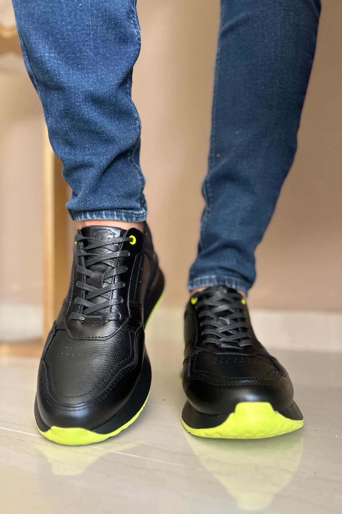 TENIS PARA HOMBRE EN CUERO NEGRO X VERDE NEON REF: D-12 IBIZA