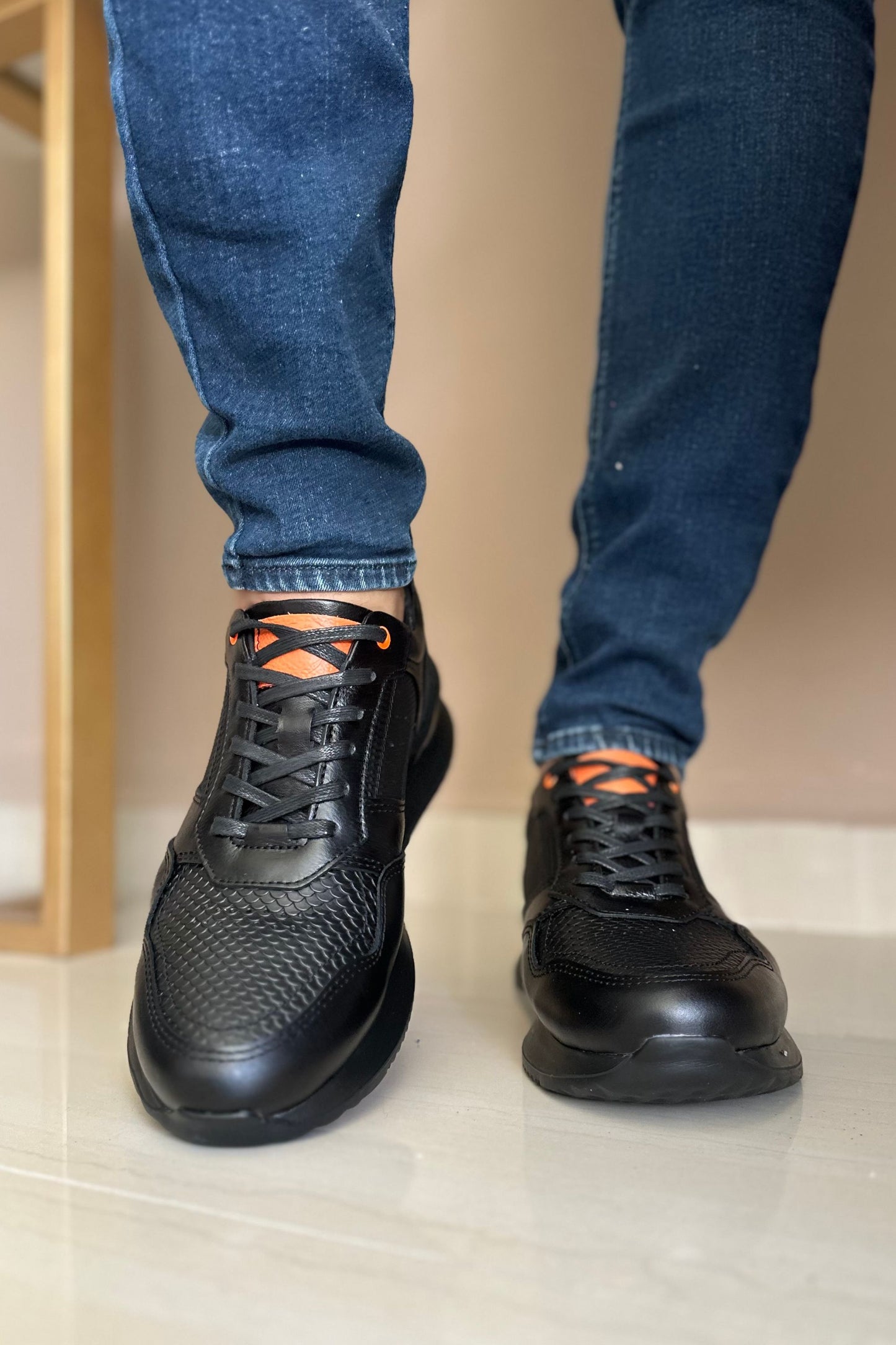 TENIS PARA HOMBRE EN CUERO NEGRO X NARANJA REF: D-12 IBIZA