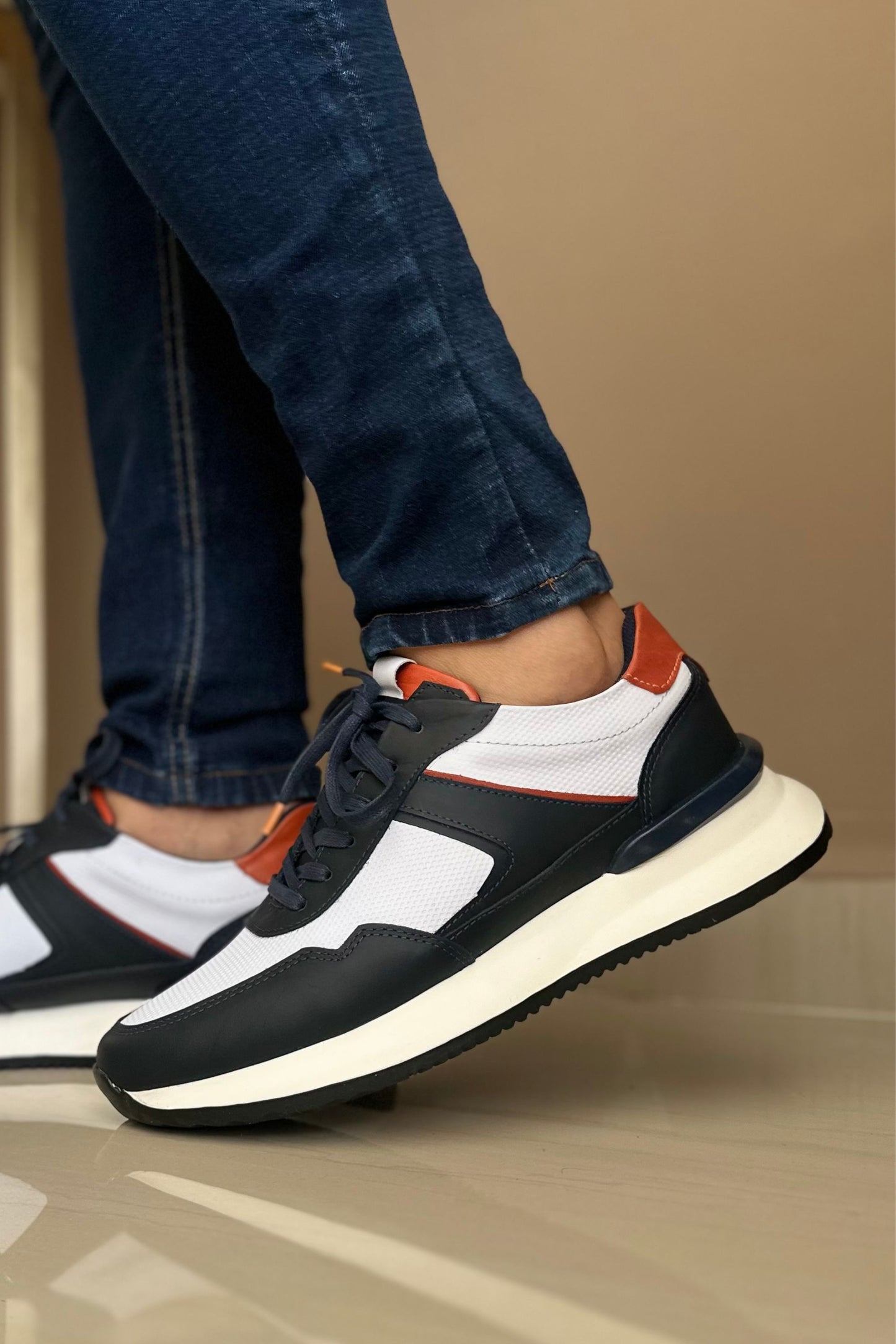 TENIS PARA HOMBRE EN CUERO BLANCO X AZUL X NARANJA / REF: REUS 6488