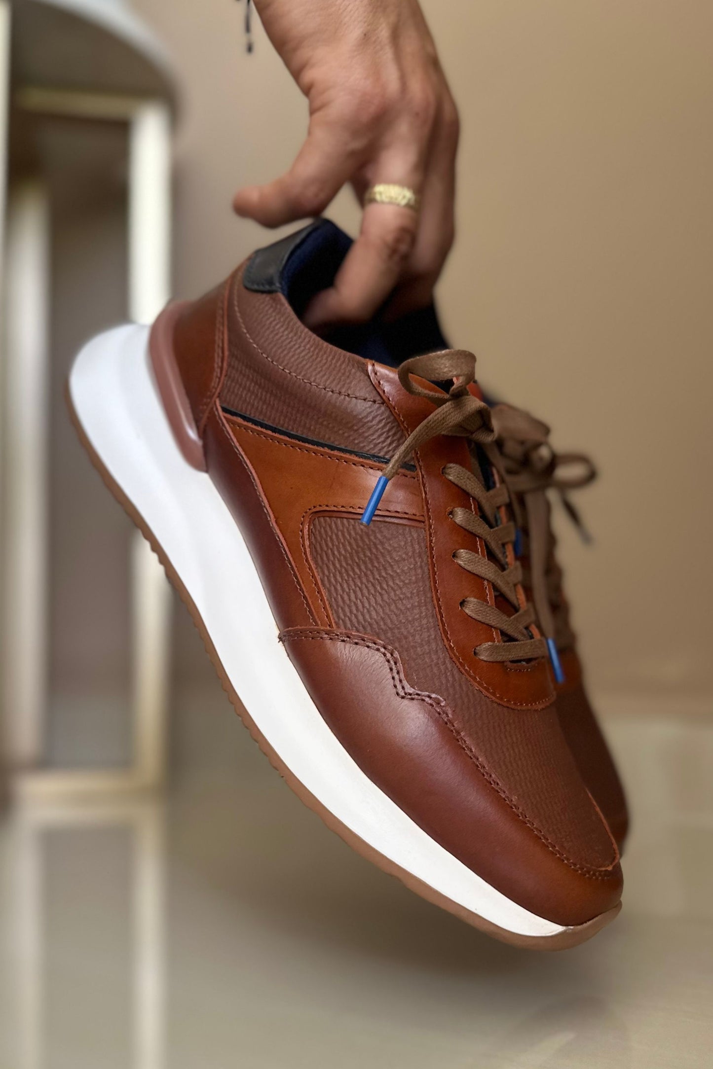 TENIS PARA HOMBRE EN CUERO MIEL / REF: REUS 6488