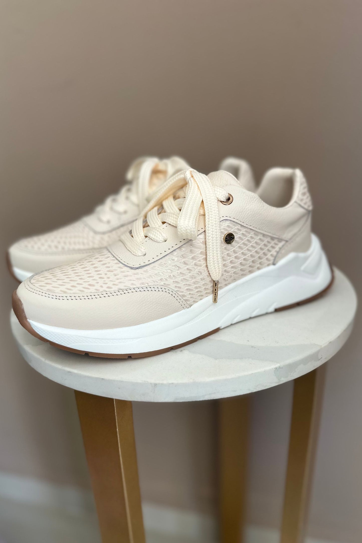 TENIS PARA DAMA EN CUERO CREMA / REF MARGARITA