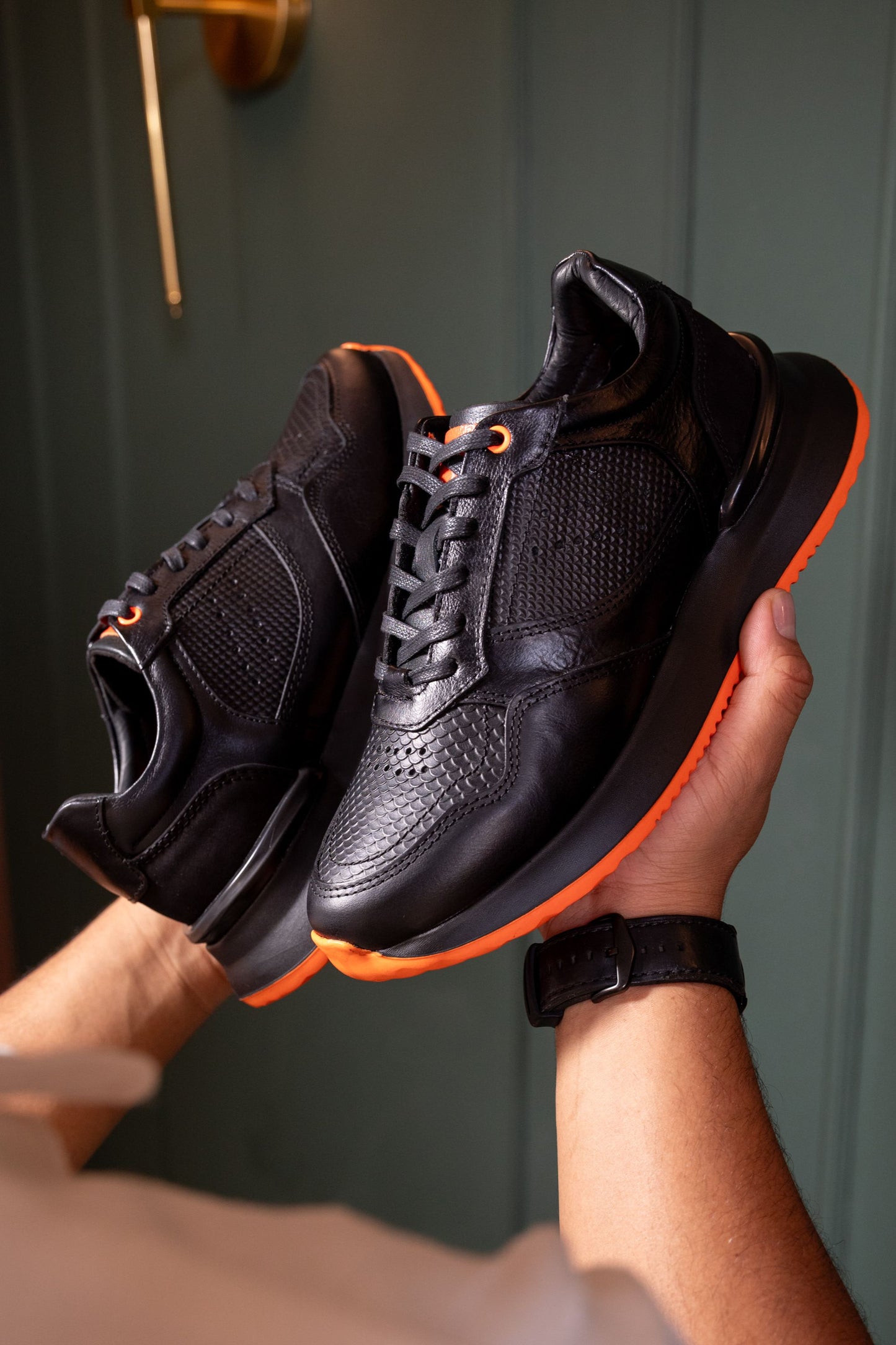 TENIS PARA HOMBRE EN CUERO NEGRO X NARANJA REF: D 12 IBIZA