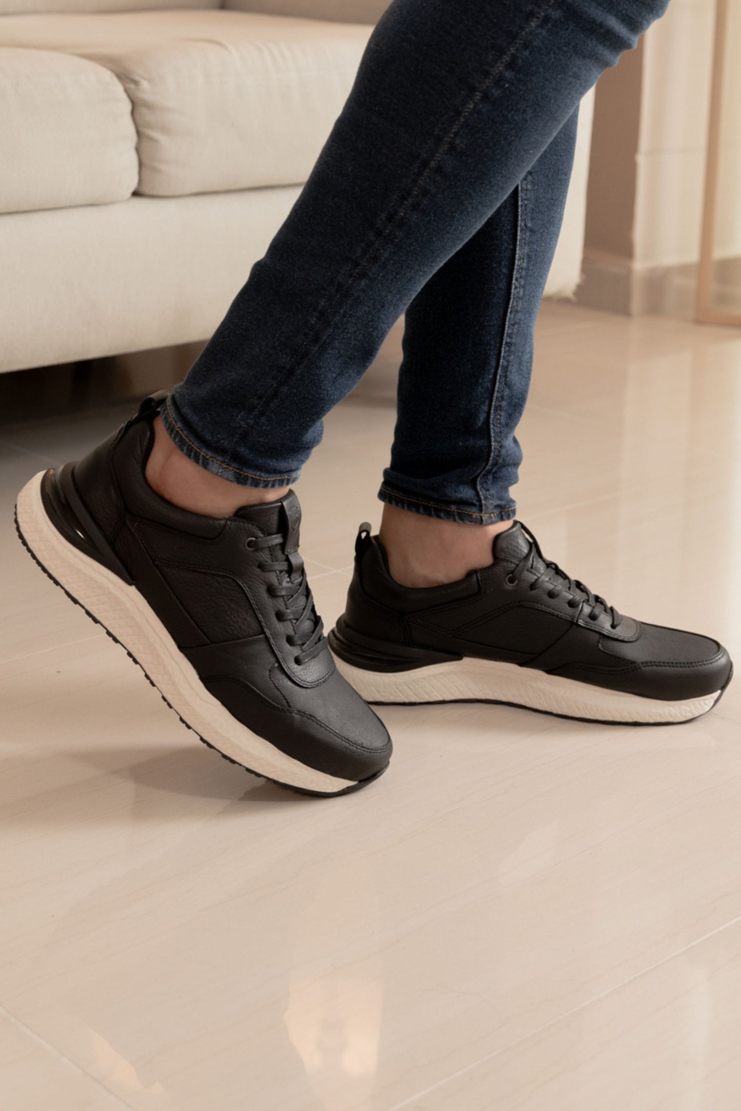 TENIS EN CUERO PARA HOMBRE COLOR NEGRO / REF: MATEO