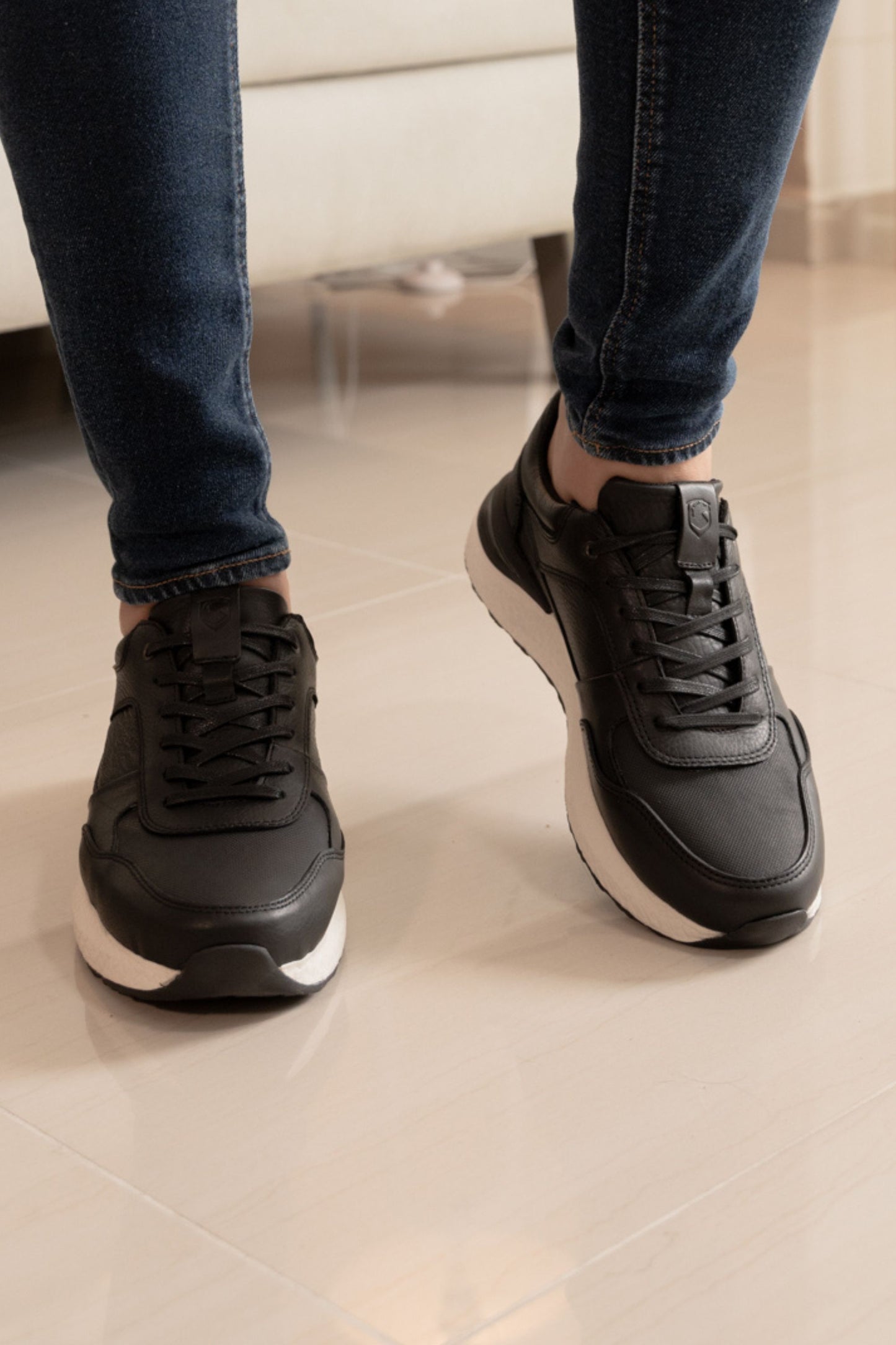 TENIS EN CUERO PARA HOMBRE COLOR NEGRO / REF: MATEO