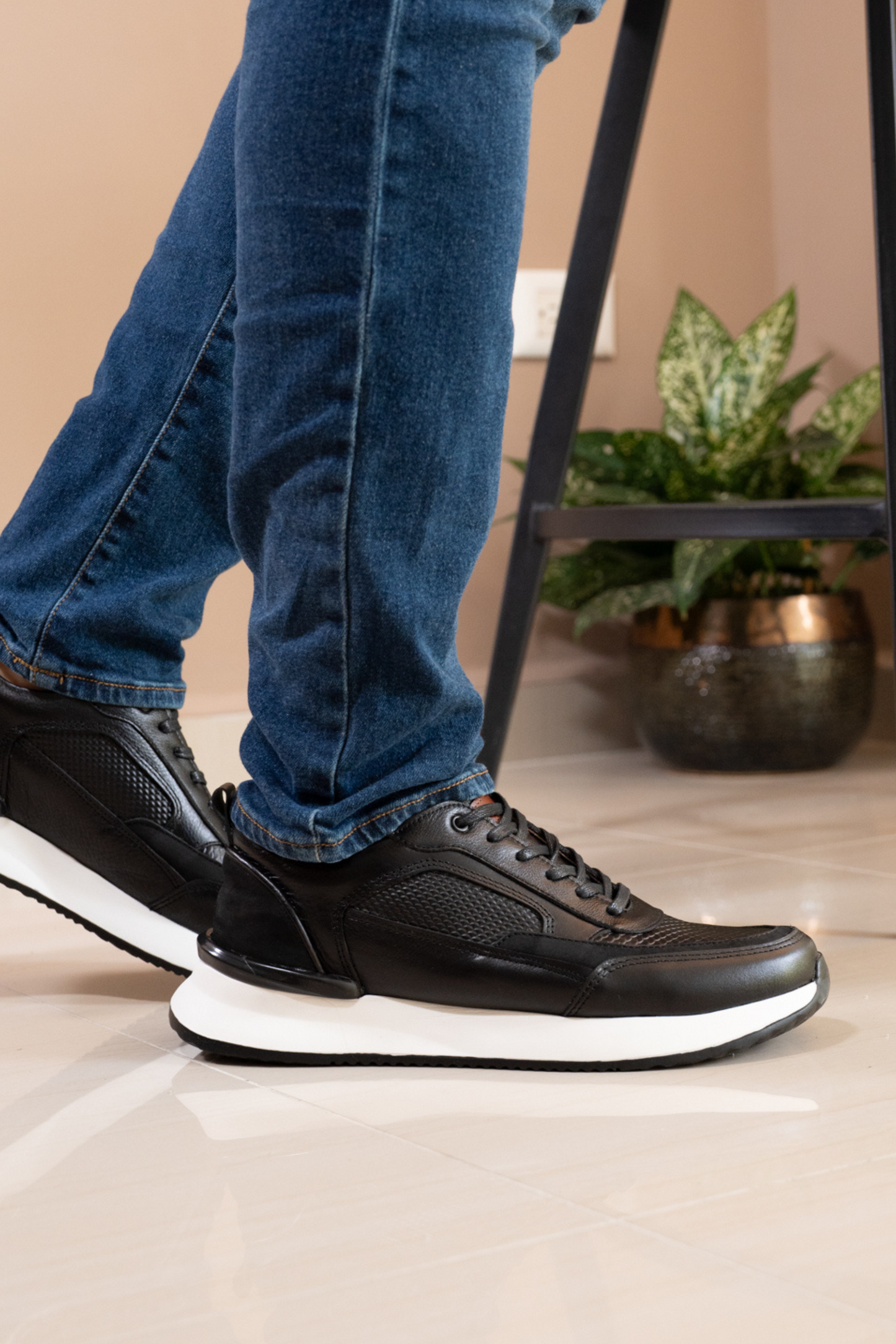 TENIS PARA HOMBRE EN CUERO NEGRO REF: VERONA 3205