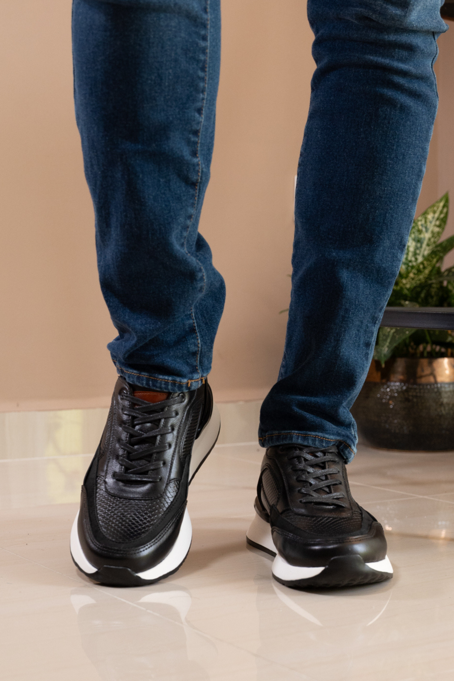 TENIS PARA HOMBRE EN CUERO NEGRO REF: VERONA 3205