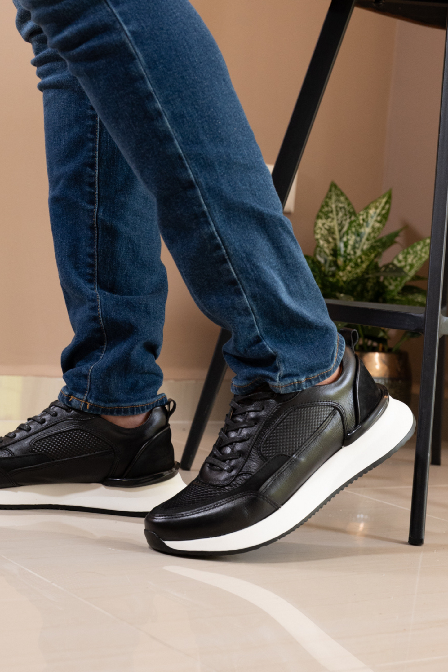 TENIS PARA HOMBRE EN CUERO NEGRO REF: VERONA 3205
