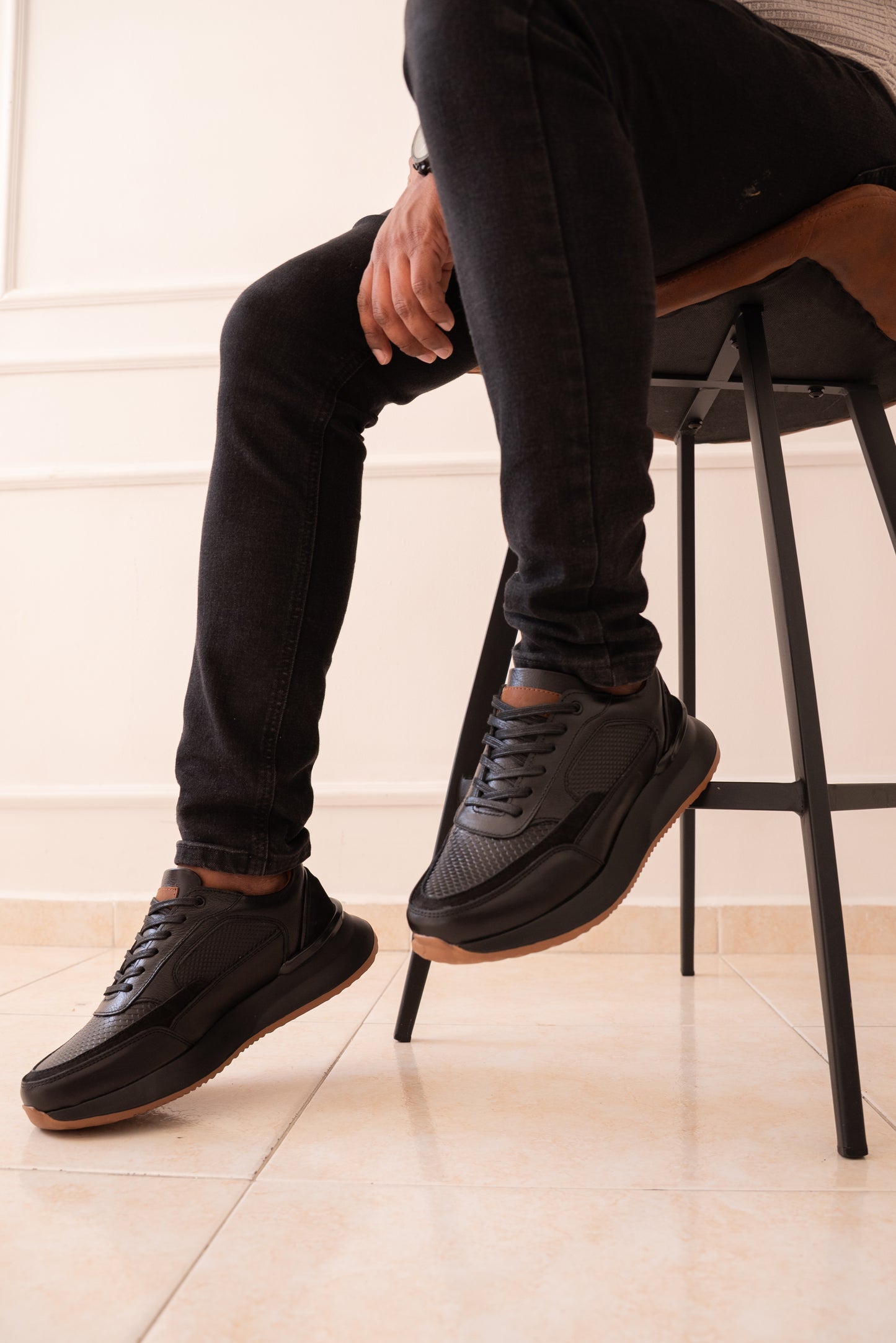 TENIS PARA HOMBRE EN CUERO NEGRO X CREPE REF: VERONA 3205