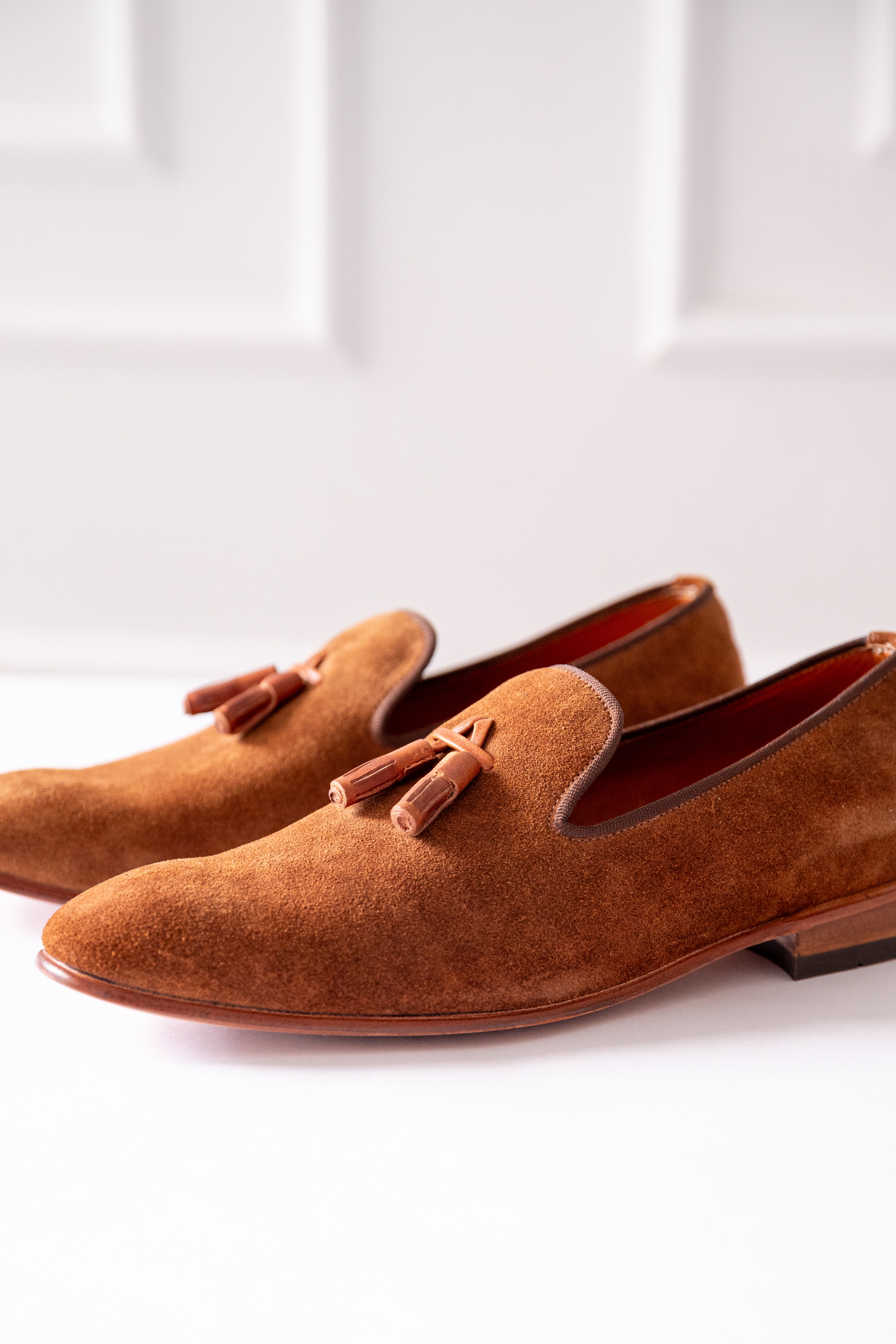 SLIPPERS BASILIO EN CUERO CARNAZA CAMEL PARA HOMBRE / REF: LUZ 1707
