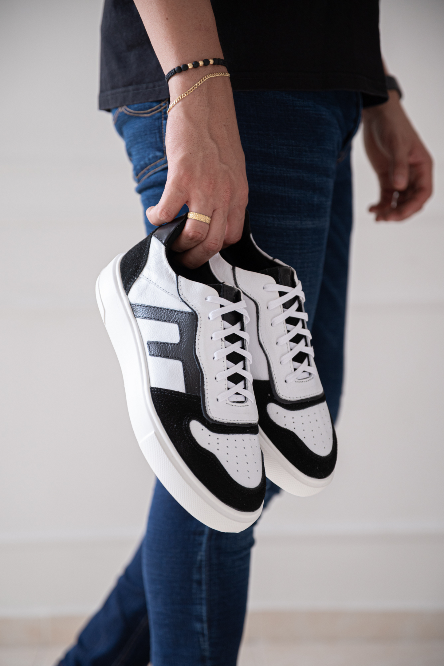 TENIS EN CUERO PARA HOMBRE COLOR BLANCO X NEGRO REF: 616 PARMA