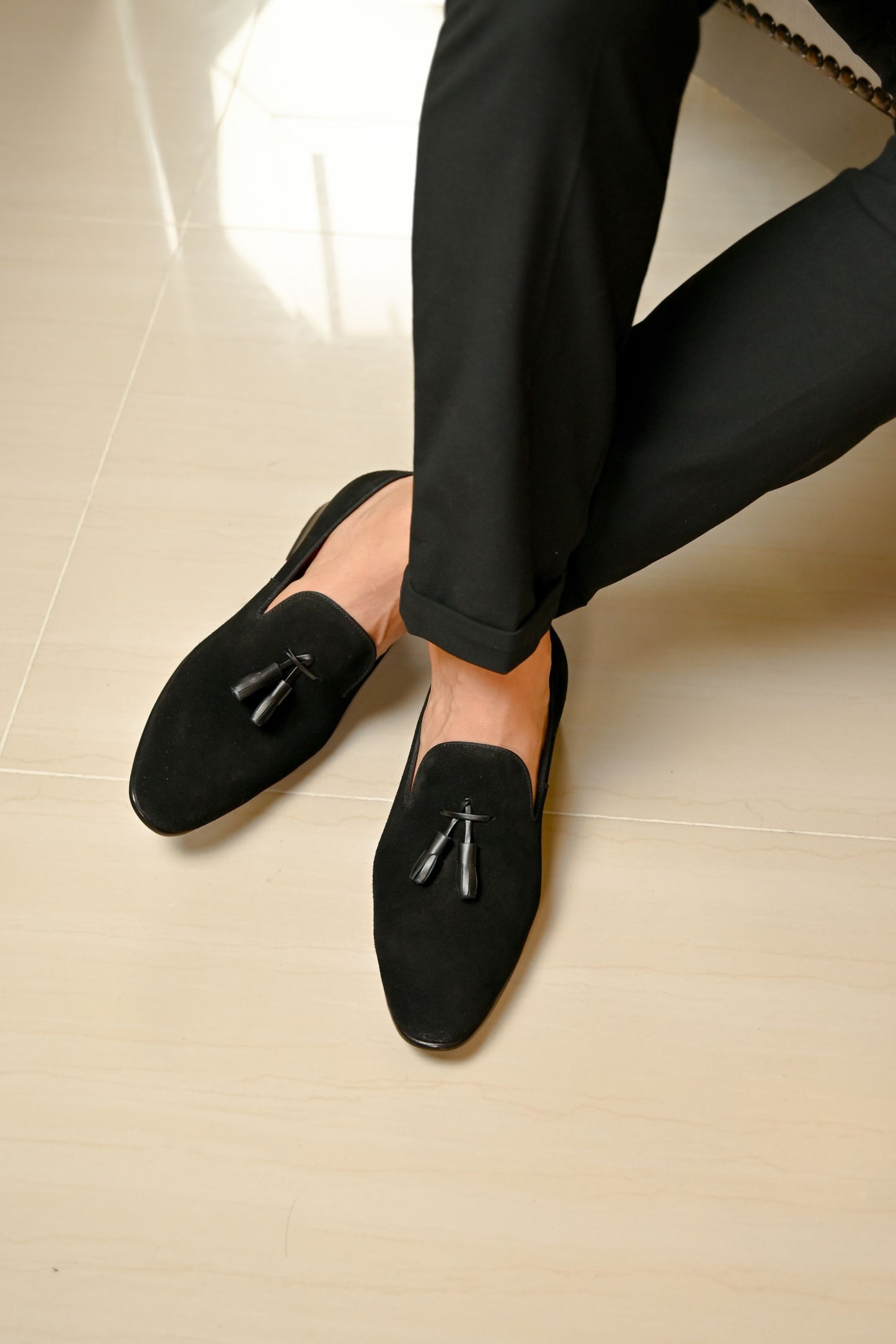SLIPPERS BASILIO EN CUERO CARNAZA NEGRO PARA HOMBRE / REF: LUZ 1707