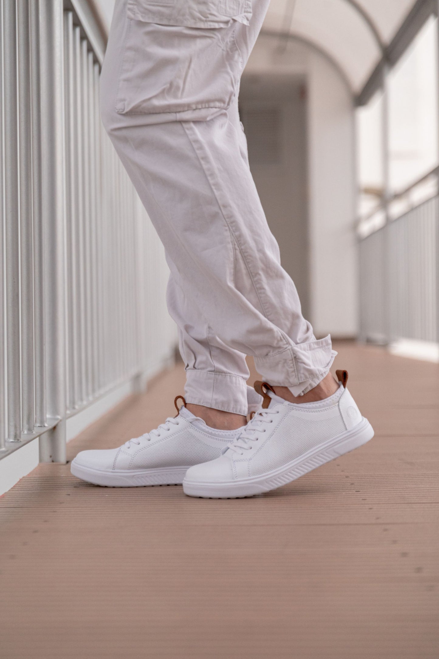 TENIS SNEAKERS PLANO TIPO MEDIA LEO PARA HOMBRE EN CUERO BLANCO/ SPN 3021