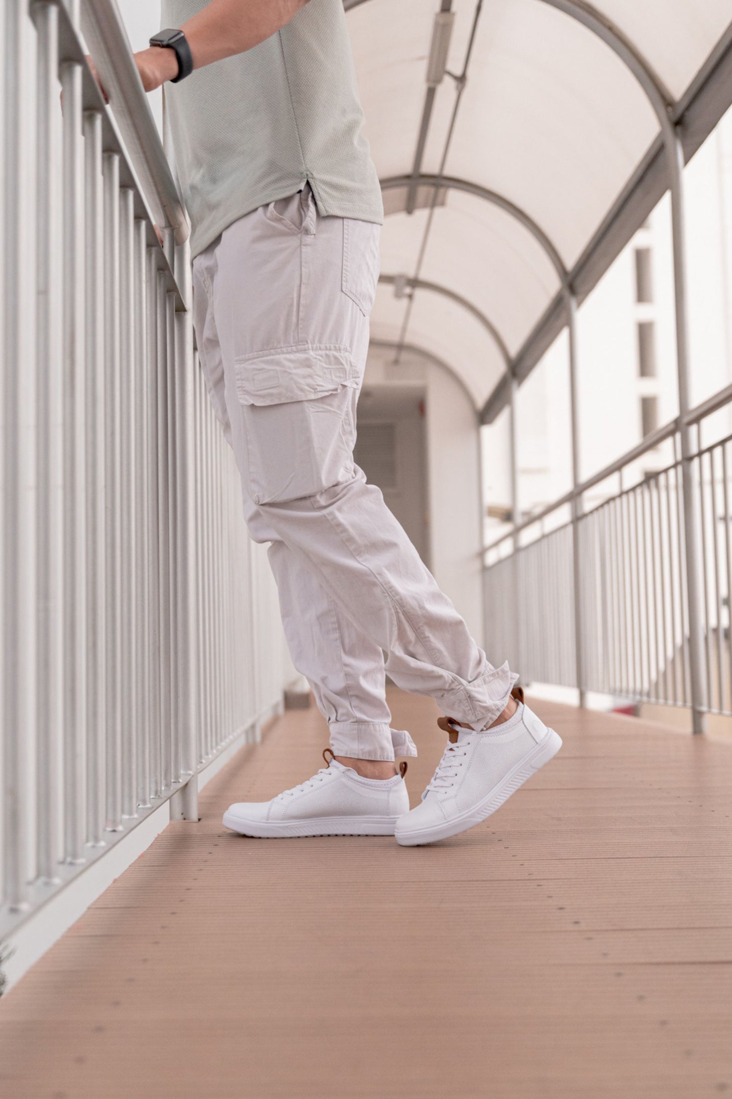 TENIS SNEAKERS PLANO TIPO MEDIA LEO PARA HOMBRE EN CUERO BLANCO/ SPN 3021