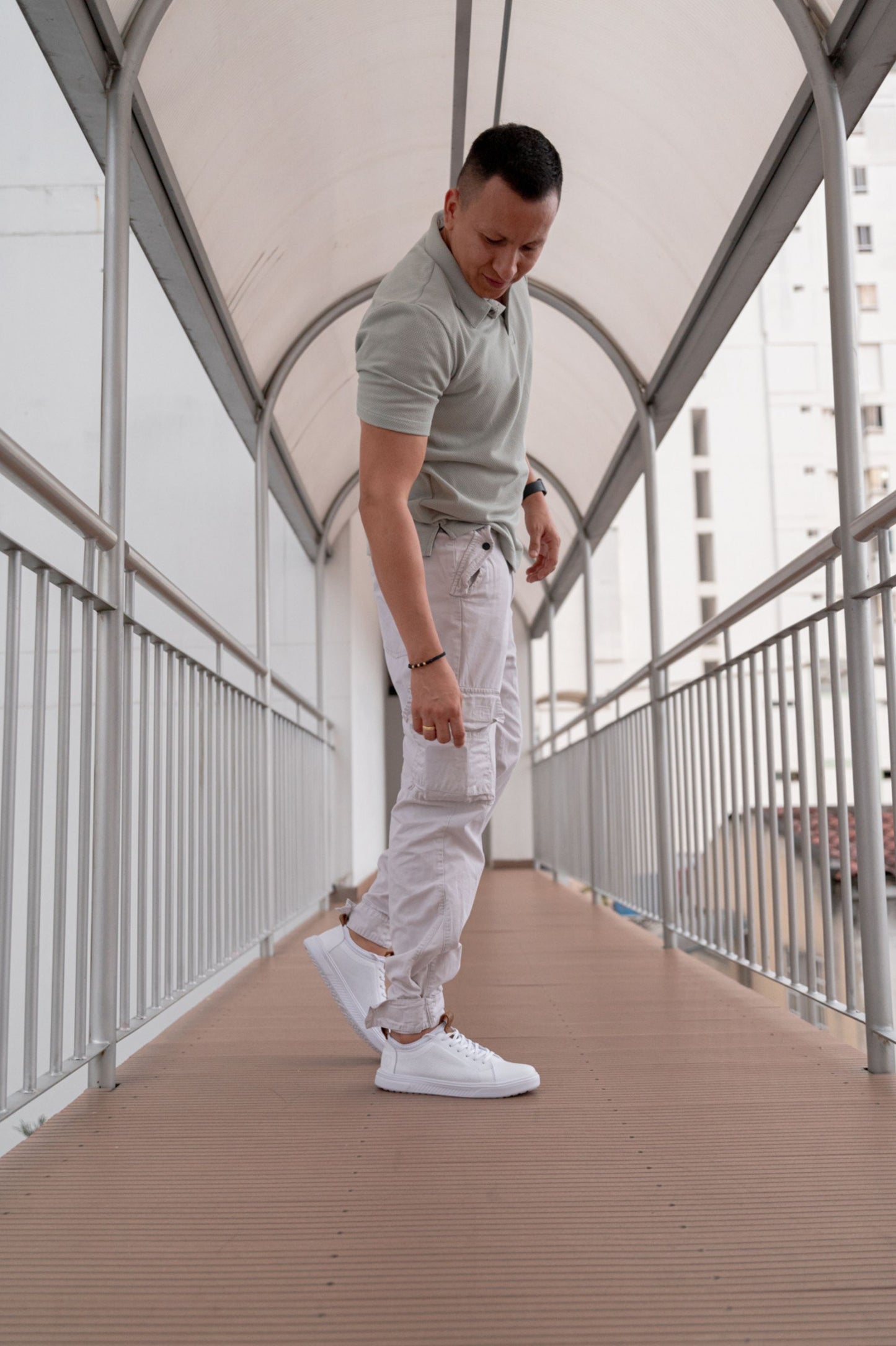 TENIS SNEAKERS PLANO TIPO MEDIA LEO PARA HOMBRE EN CUERO BLANCO/ SPN 3021