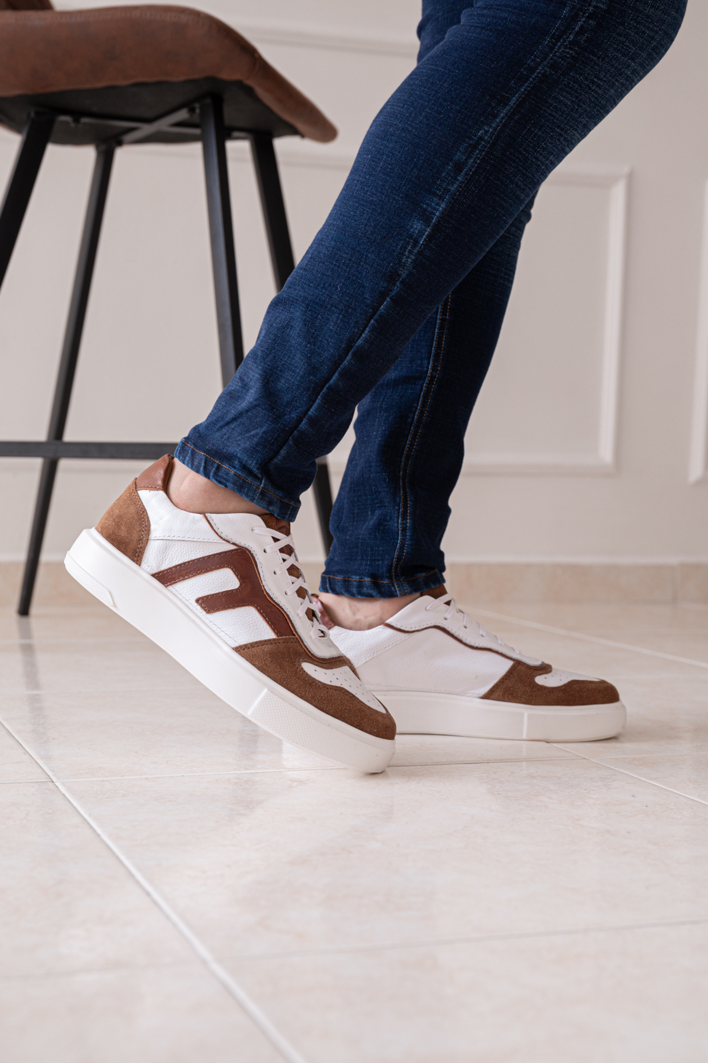 TENIS EN CUERO PARA HOMBRE COLOR BLANCO X MIEL REF: 616 PARMA