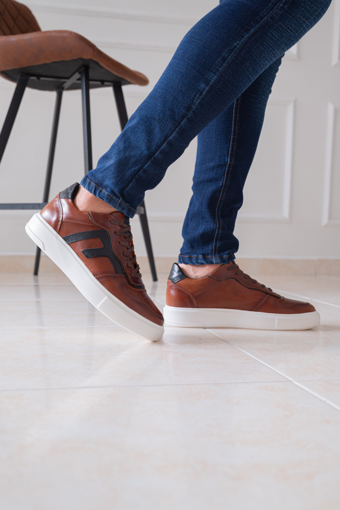 TENIS EN CUERO PARA HOMBRE COLOR COÑAC X AZUL REF: 616 PARMA