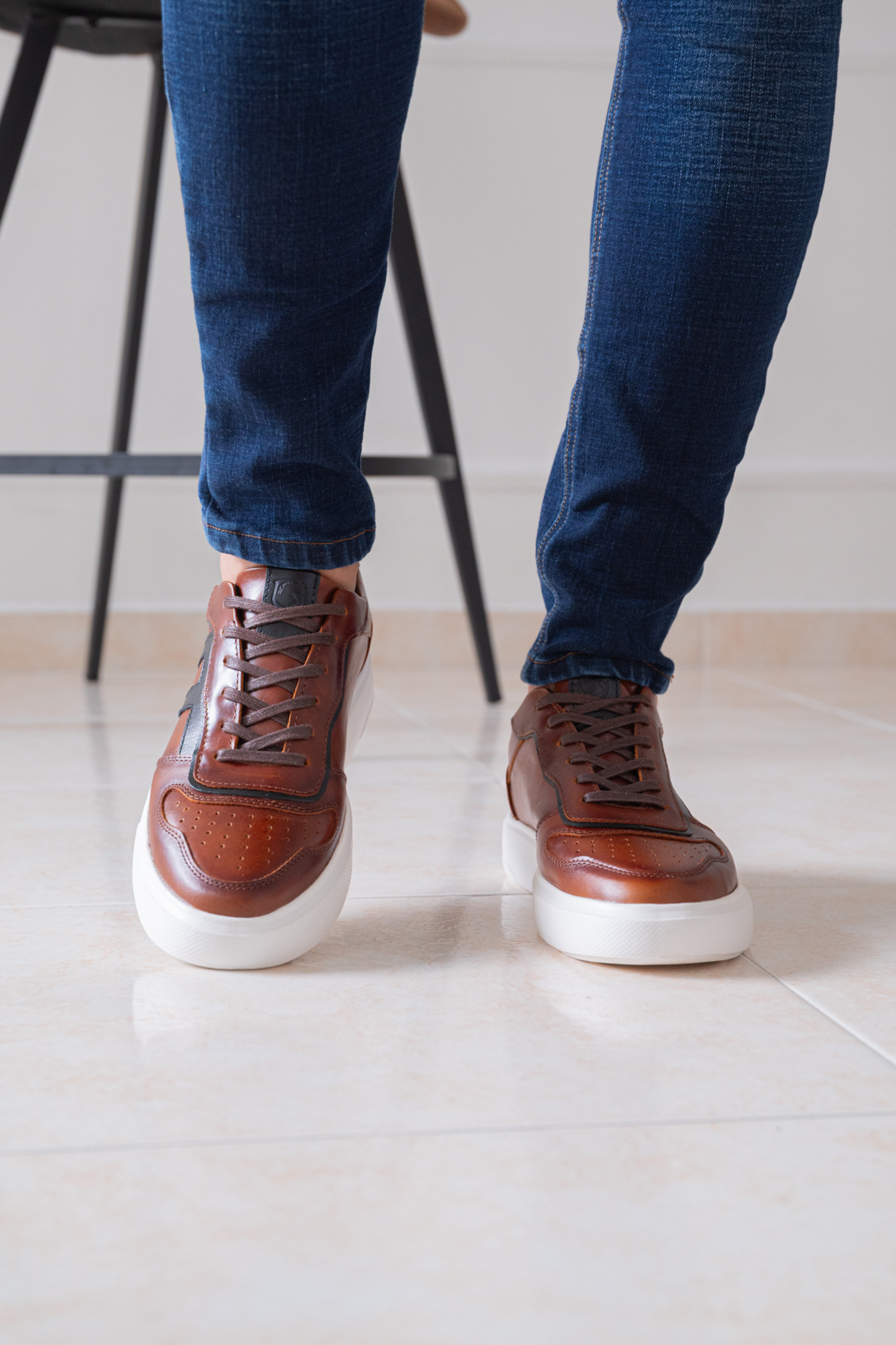 TENIS EN CUERO PARA HOMBRE COLOR COÑAC X AZUL REF: 616 PARMA